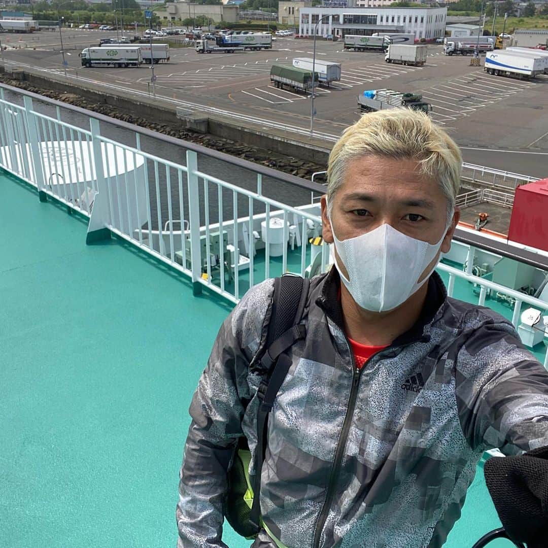田村亮さんのインスタグラム写真 - (田村亮Instagram)「津軽海峡フェリーに乗って函館港。 函館港から新函館北斗駅まで走ったり、歩いたり、ソフトクリーム食べたりしました。  #田村亮 #ロンドンブーツ亮 #ロンブー亮バーチャル駅伝 #本州からタスキを北海道に上陸させて来ました。  #ランニング」6月26日 11時51分 - ryo_tamura7