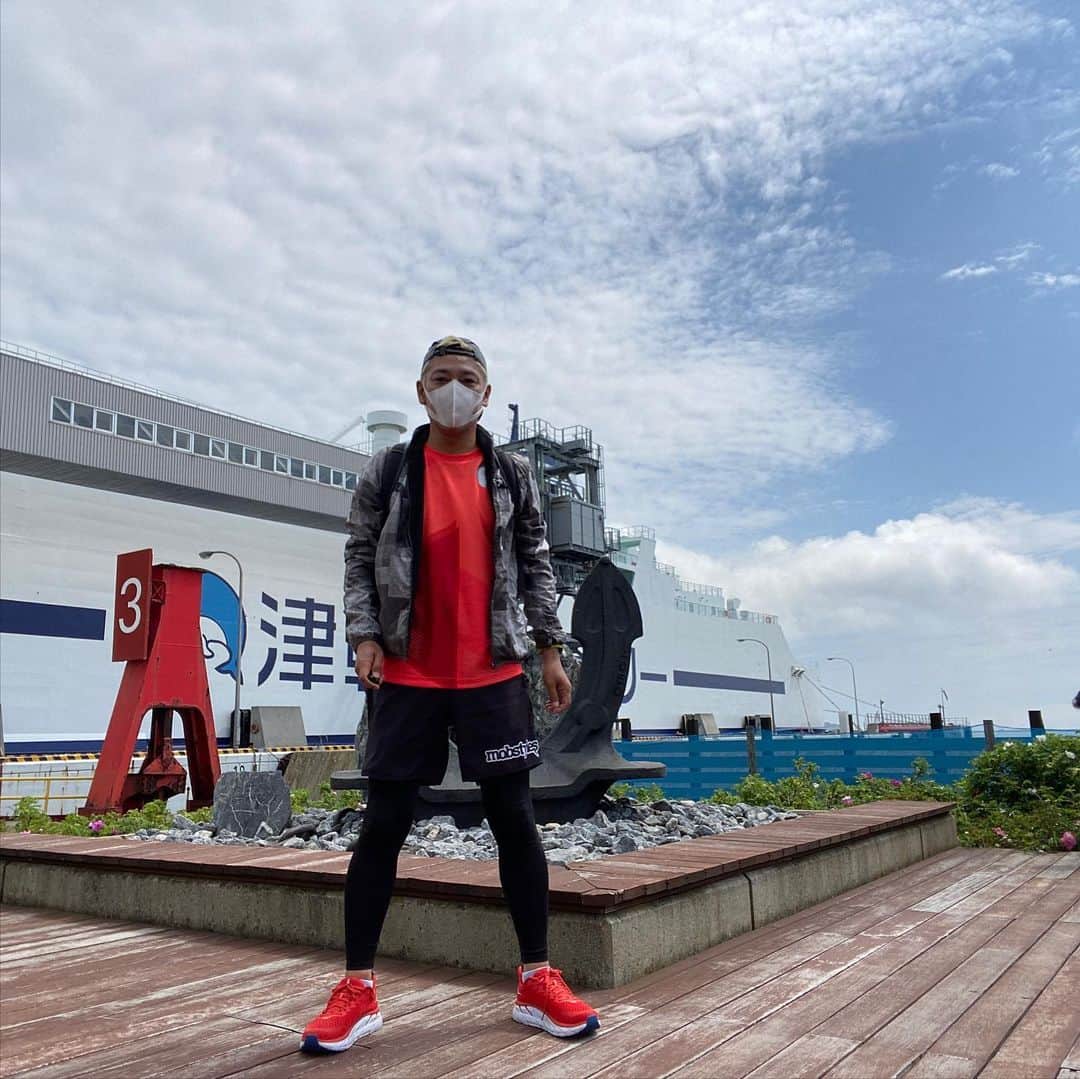 田村亮さんのインスタグラム写真 - (田村亮Instagram)「津軽海峡フェリーに乗って函館港。 函館港から新函館北斗駅まで走ったり、歩いたり、ソフトクリーム食べたりしました。  #田村亮 #ロンドンブーツ亮 #ロンブー亮バーチャル駅伝 #本州からタスキを北海道に上陸させて来ました。  #ランニング」6月26日 11時51分 - ryo_tamura7
