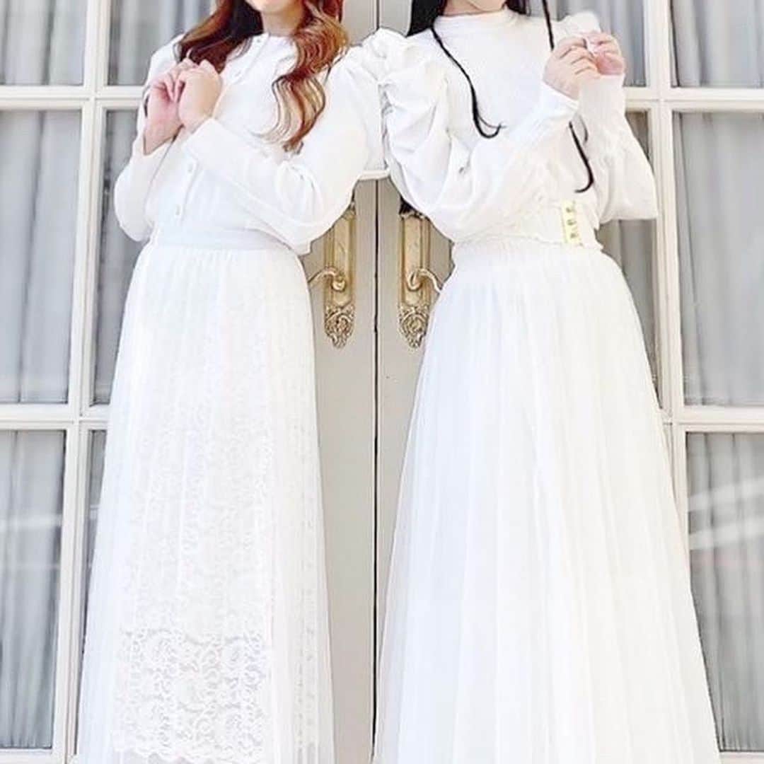 月森世菜さんのインスタグラム写真 - (月森世菜Instagram)「matching outfits x all white dresses Which one do you love?  オールホワイトコーデの シミラールックまとめ❤︎ どれが好みですか？🥛  今まで色々な真っ白コーデしたなぁ🤍 今年は残り半年だけど 皆さんとたくさん出来ますように🕊  DM🙅‍♀️質問は最新の投稿の コメントにお願いします🤍  ┈┈┈┈┈┈┈┈┈┈┈┈┈┈┈┈┈┈┈ せいなです♡ 白系統の女子力アップのことに ついて投稿しているので フォローして頂けると嬉しいです🥛  @seina.tsukimori   白系統のお写真に タグ付けして下さると見に行きます♡  ファンネーム・マーク → せいらー・🤍🕊  ┈┈┈┈┈┈┈┈┈┈┈┈┈┈┈┈┈┈┈  #whitelove #allwhite #ホワイトコーデ #オールホワイト #白 #白系統 #シミラールック #双子コーデ #ユニバコーデ #ポロシャツ #matchingoutfits #whitedress #grl #グレイル #zara #ザラ #ザラジョ #夏コーデ #着物レンタル #着物デート #フレンチガーリー #ヴィンテージライク #frenchgirl #frenchgirly」7月2日 19時31分 - seina.tsukimori