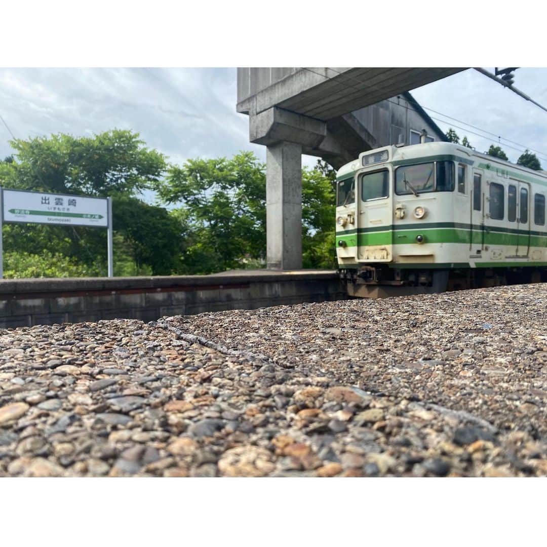 三石佳那さんのインスタグラム写真 - (三石佳那Instagram)「少し前 鉄道好きの皆さまとトークショーの お仕事をしてきました！  ウィルス禍前は 番組で特別列車に乗ったり、 引退式を取材したり 月2.3回は県内の駅を巡っていたなぁ。  列車の中で過ごす時間が 心地よくて好きです。  #新潟#niigata#出雲崎#柏崎#鉄道#鉄女#鉄道の旅#115系   『出雲崎町JR越後線フォトコン・トークショー』 in 新潟日報メディアシップ 写真家小竹さん NGT佐藤海里ちゃん 只見線愛が溢れる井口さんと☺︎」7月22日 19時05分 - mitsuishi_kana_bsn