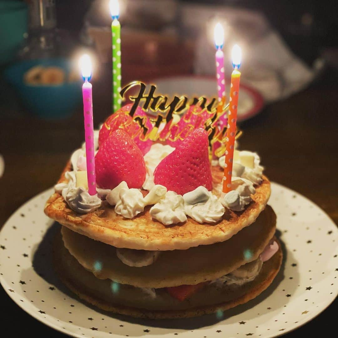 田代有三さんのインスタグラム写真 - (田代有三Instagram)「. I turned 39 yesterday and finally started last year of my 30s. It's been five years since I came to Australia, three years since I retired from soccer, and two years since I started my soccer school, and although things have changed since I came to Australia, I am enjoying my life here. I have recently restarted playing golf, which I used to do once upon a time, and yesterday I received a lot of golf equipment from good friend who I respect which will make me even more keen about golf. My wife and friends gave me gifts and I had a great birthday! And thank you for all the birthday messages! I'm looking forward to seeing you all in Sydney someday! Please come and visit me!  昨日39歳になり、遂に30代最後の年が始まりました。 オーストラリアに来て5年目、そしてサッカー引退して3年目、サッカースクール立ち上げて2年目、オーストラリアに来て色々と状況は変わりましたが楽しくオーストラリア生活を送っています。 むかーしやっていたゴルフも最近再開し、昨日は尊敬する友人からゴルフ道具もたくさん頂き、更にゴルフ熱も高まりそう。妻からも友達からもプレゼント頂き嬉しい誕生日をすごせました！ そして、たくさんの誕生日メッセージありがとうございました！ いつかシドニーで皆様に会えるの楽しみにしてます！遊びに来てねー」7月23日 8時58分 - yuzo.tashiro