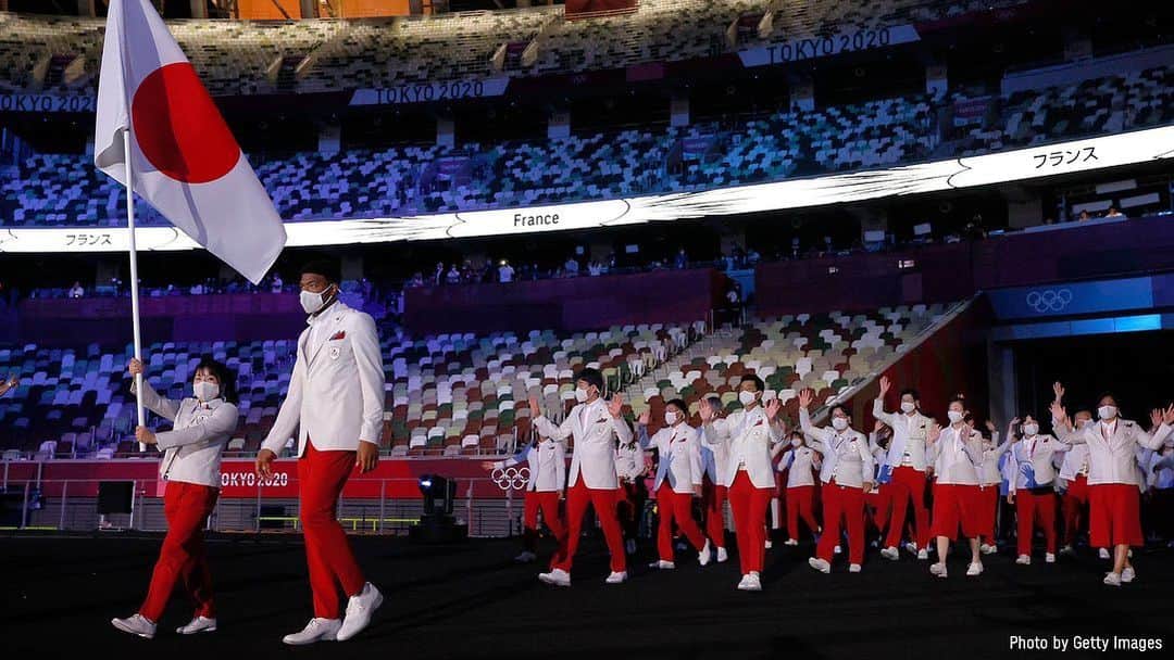須崎優衣さんのインスタグラム写真 - (須崎優衣Instagram)「東京オリンピックの開会式で旗手を務めさせて頂きました✨ ・ いよいよ東京オリンピックが始まりました🇯🇵 日本チームの活躍がすごく力になり、毎日沢山のパワーをもらっています💪 ・ 最高の舞台で私も一番に輝けるよう頑張ります🥇💪🔥 ・ また多くの方々のご協力のおかげで東京オリンピックの舞台に立てたことに本当に感謝しています！ 恩返しをできるよう頑張ります💪✨ チームJAPANの応援よろしくお願い致します🇯🇵✨ ・ #東京オリンピック #東京オリンピック2020 #2020 #tokyo2020 #tokyoolympics #オリンピック#開会式」7月25日 22時52分 - yui106301susaki