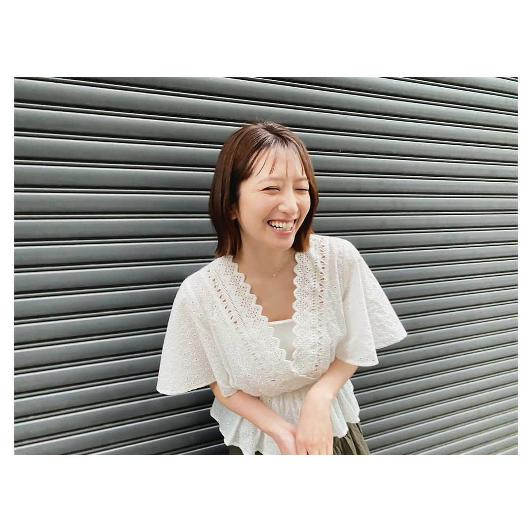 笹崎里菜さんのインスタグラム写真 - (笹崎里菜Instagram)「🌻 気がつくとインスタおサボりがち😮‍💨 毎日暑くて溶けそう😮‍💨❤️‍🔥 なんか写真だと前髪薄すぎだし笑いすぎて半目ちゃん👨‍🦲 #手のひらにホクロができました #日に日に大きくなってる気がする #良いのか悪いのか #おへその上にホクロがあります #小さい時に嫌すぎて取ろうと頑張ったら #逆におっきくなっちゃった #今ではそれがチャームポイント #この話入社試験でしたな #ホクロのおかげで今がある #ありがとうホクロ」7月29日 20時03分 - rina_sasazaki