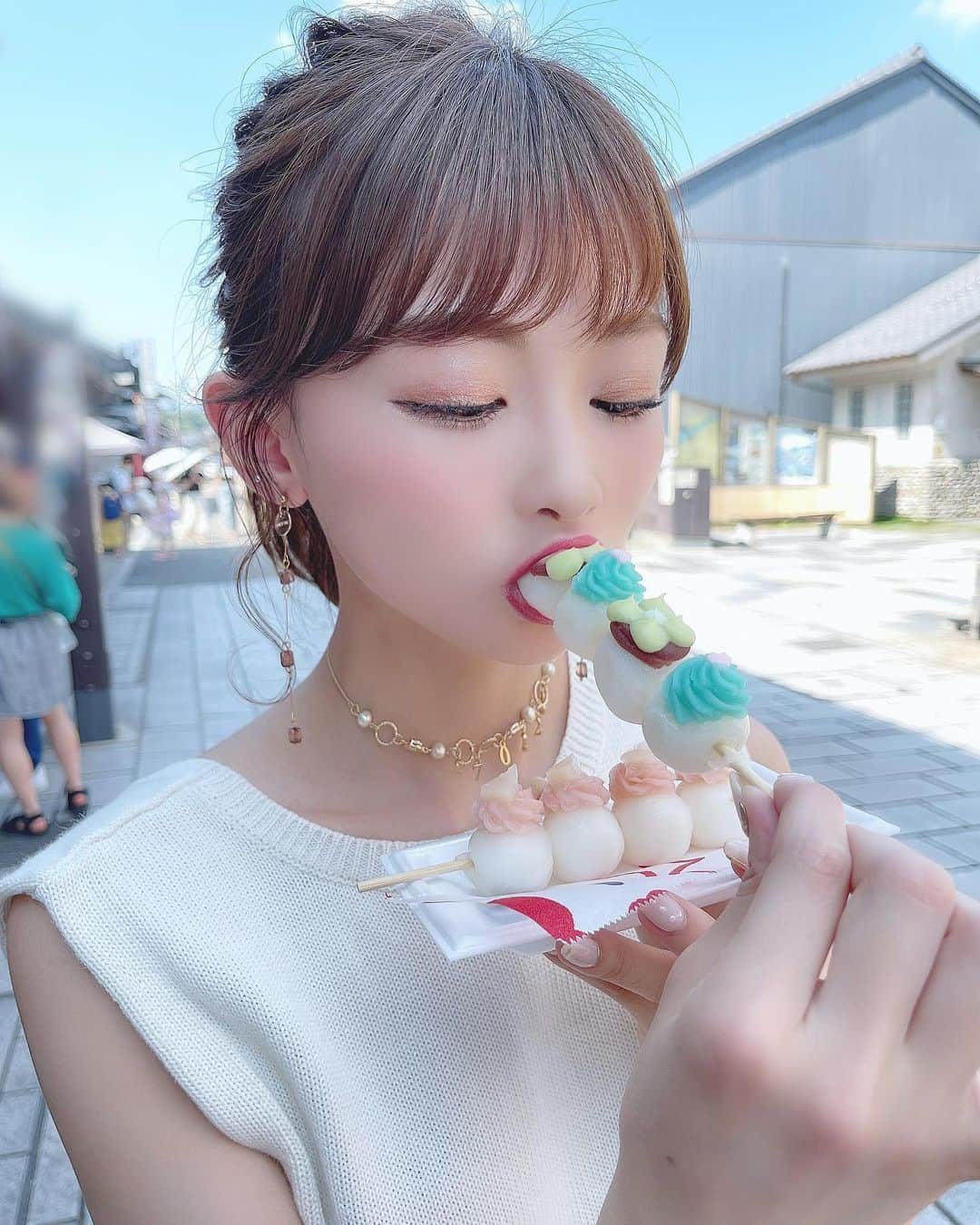 りなてぃさんのインスタグラム写真 - (りなてぃInstagram)「⁡ ⁡ ⁡ ⁡ だいすきな犬山☺️🤍 サラッと食べ歩きしてきた♥ ⁡ ⚫︎茶処 くらや「恋小町だんご」🍡 マスカットクリームとラムネあんと、ももあん♥ ⁡ ⚫︎ 香味茶寮 壽俵屋 「醤油おこげ串 with明太マヨネーズ」 いつもは普通の醤油おこげ串を頼むんだけど 今回明太マヨネーズにしてみた♥ おっっいしかったぁ〜🥺 ここに来たらこれだけは絶対食べてる😋 ⁡ ⚫︎ HONMACHI COFFEE「キウイとイチゴあめ」 食べるときはほっぺの中怪我しないように気をつけてね🤫 ⁡ 神のまにまに 本町茶寮別邸っていう もうひとつあるお店のフルーツ飴も気になってる🥺 ⁡ 他にもしいたけ食べたり、たこ焼き食べたり 毎回いつもお腹いっぱいになって帰る🤣 ⁡ 浴衣着て行ってみたいなあ👘 暑くて暑くて...いいや！ってなってしまう自分がいる🙊 ⁡ ⁡  #カラコン #ootd #outfit #coordinate #fashion #コスメ好き  #自まつ毛メイク #りなてぃー #犬山 #犬山城下町 #犬山食べ歩き ⁡ ⁡ ⁡ ⁡」8月1日 20時39分 - rinatea_25