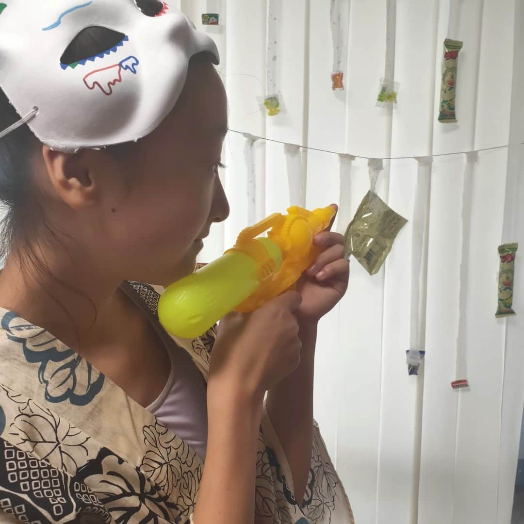 宮下ともみさんのインスタグラム写真 - (宮下ともみInstagram)「今年も頑張りました✌ コロナ禍でたくさん我慢している子どもたちに、ご褒美のおうち夏祭り〜✨ 用意は大変だけど、子どもたちの笑顔たくさんの幸せ時間💕  今回はみんなでお面を手作り🐈 スーパーボールすくい、水鉄砲射的、釣り、綿あめ作り、輪投げ、宝探しに子供たち大喜び😌  #いとこ同士 #姉家族  #大好きなねーねと #夏祭り #感染対策しながら楽しもう  #2021夏  #おうち夏祭り #おうち縁日」8月7日 19時55分 - tomomimiyashita_official