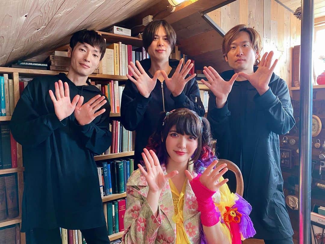 小鳩ミクさんのインスタグラム写真 - (小鳩ミクInstagram)「#cluppo 『Flapping wings』の Music Videoが公開されたっぽ。 見ていただけましたかっぽ？？ 今までとはまた違った感じを見れたのではないでしょーかっぽ！？🕊🌟 豆を切なく握りしめたり 鳩の仕分けしたり ピアノで鳩さんとふわふわしたり 寝ちゃったり 歩いたり 撃たれたり、、、 沢山観て気づいてほしいっぽ！ カラフルなcluppoの世界で みんな平和っぽ🎵🕊🌏  今回のMVのcrowの皆様 田邊有希様（ex-BRADIO) ナガイケジョー様（SCOOBIE DO） 吉田昇吾様（UNCHAIN）  暑い暑い中、素敵にしていただき ありがとうございましたっぽ 🕊🌏❤️  #世界平和　#peacelove #cluppo」8月10日 11時37分 - kobatomiku