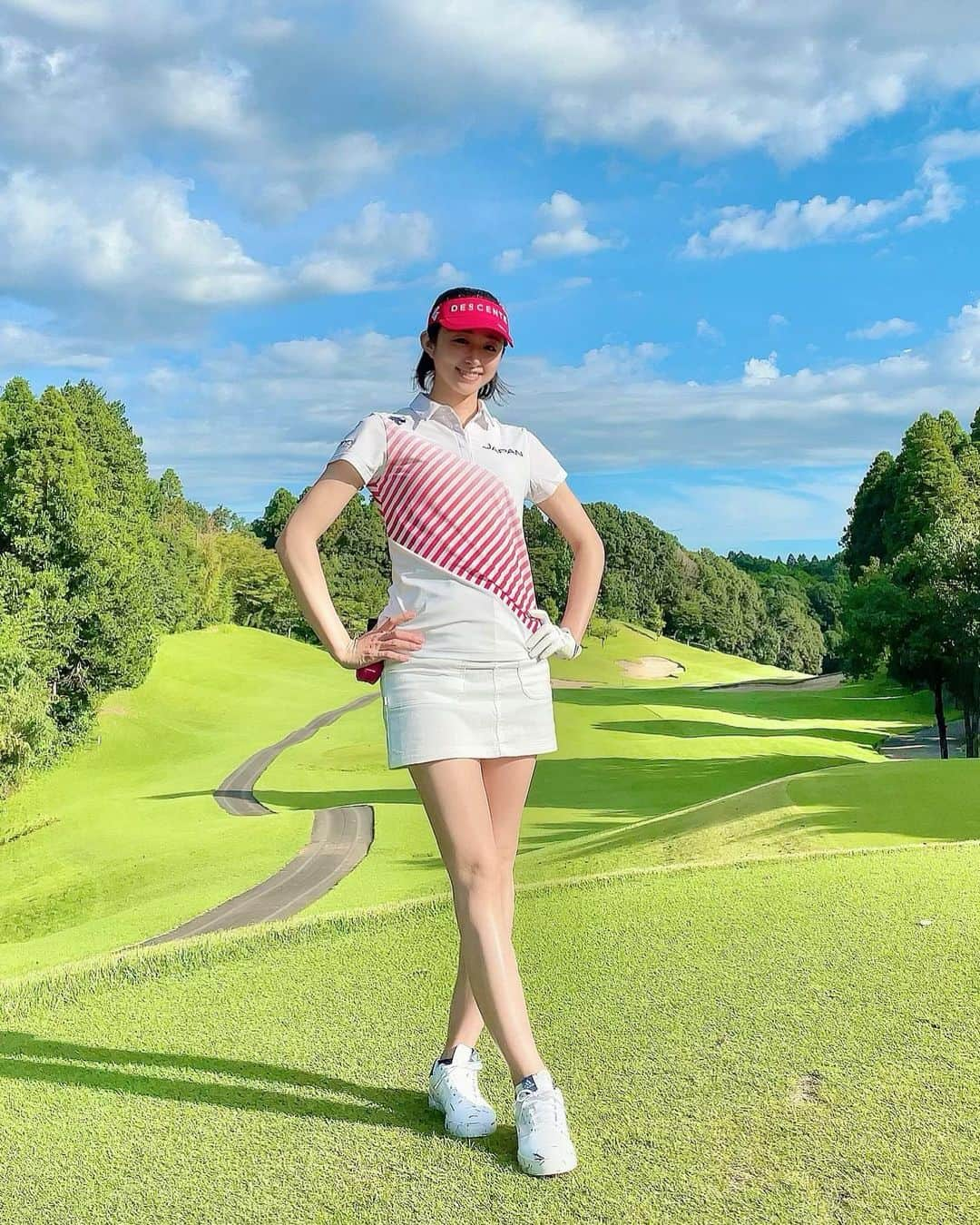 森木美和さんのインスタグラム写真 - (森木美和Instagram)「ロングパットがたくさん入った日⛳️😆✨  バンカーからのチップインもあり、ラッキーが重なって、久々にいいスコアが出ました😆  このウェア着るとゴルフが上手になった気がする😂😂  #東京オリンピック の#japanモデル   @descentegolf #ゴルフにも日の丸を   #enjoygolf  #golf#ゴルフ#ゴルフ練習#ゴルフ場#ゴルフ女子#ゴルフ男子#golfgirl#ゴルフファッション#ゴルフ好き#ゴルフコーデ#ゴルフ好きと繋がりたい」8月11日 21時25分 - miwamoriki