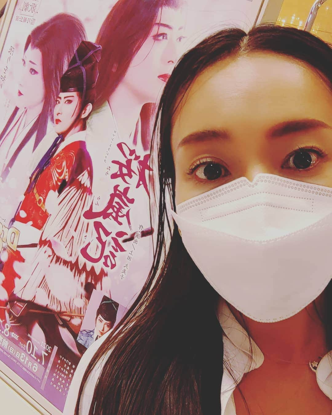 華耀きらりさんのインスタグラム写真 - (華耀きらりInstagram)「昨日は月組大千穐楽でしたね！ 先日、月組観劇行ってきましたぁ😆😆 . コロナ禍での公演本当にお疲れ様でした. . 月組の皆さんが一丸となって 公演をとても大切に演じてる姿とても素敵でした。 宝塚を観劇してるお客様の温かさにも 感動でしたー😭  同期二人のお芝居の掛け合いにも号泣でした(泣) . 新東京宝塚劇場が完成してから20周年記念なんですね😆 当時を思い出しましたぁ 初心忘るべからずですね！  一人でコッソリ写真撮るときかなり 怖い顔になります⚠  #月組 #宝塚 #東京宝塚劇場  #千秋楽 おめでとうございます #光月るう#夏月都」8月16日 20時26分 - hi__kirari_kayo