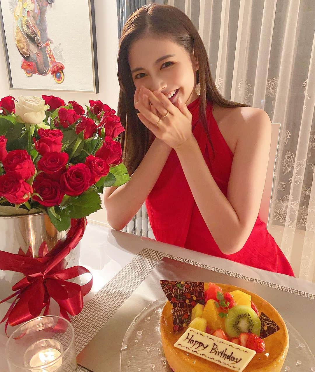 得あゆさんのインスタグラム写真 - (得あゆInstagram)「改めてみんないつもありがとう❤️ 歳を重ねるのが楽しいよっ🤗 これからもよろしくね❤️  この赤いドレスはこの前ネットで爆買いしてた @zara のだよ❤️めちゃかわぁ❤️🤗 お気に入りっ  ローソクなんか去年も5歳だったような…🎂笑 ケーキほぼ1人で食べました😮‍💨😮‍💨😮‍💨 ・ ・ ・ ・ ・ ・ ・ ・ ・ ・ ・ ・ ・ ・ ・ ・ ・  #誕生日#誕生日プレゼント#誕生日サプライズ#誕生日ディナー#おうちごはん#おうちカフェ#おうち時間#お祝い#ケーキ#チーズケーキ#誕生日ケーキ#アラサー女子#アラサー#花束#プレゼント#サプライズ#819#8月生まれ#お花#お花のある暮らし#子育てママ#産後#産後4ヶ月#赤ちゃんのいる暮らし#男の子ママ#ドレス#dress#happybirthday#mybirthday#birthdaydinner」8月20日 21時24分 - tokuayu819