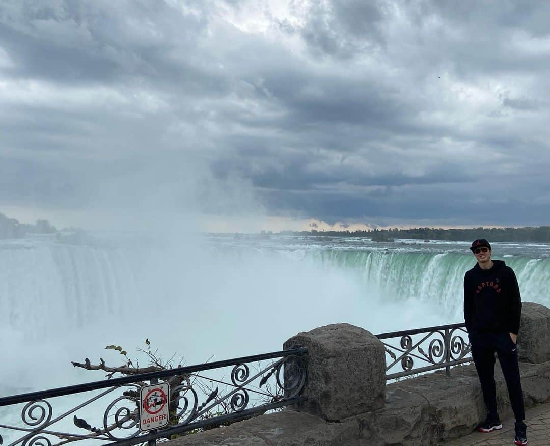 渡邊雄太さんのインスタグラム写真 - (渡邊雄太Instagram)「オフを使ってナイアガラの滝へ。今まで見た何よりもいい景色でした！これ見たら小さい悩みや不安なんて吹っ飛びます！！😎  Went to see Niagara Falls today and it was awesome! One of the best things I’ve ever seen in my life」9月26日 8時07分 - yutawatanabe12