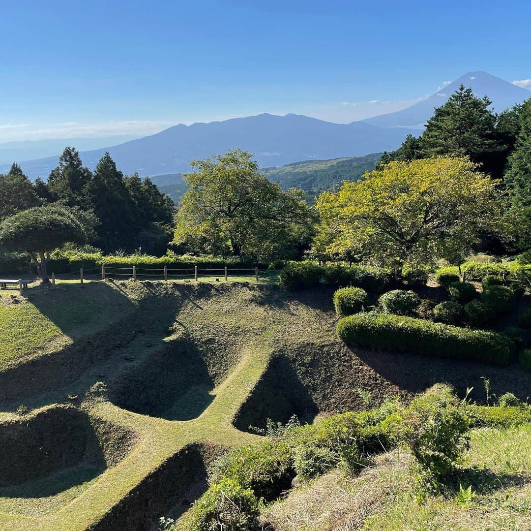 凰津りささんのインスタグラム写真 - (凰津りさInstagram)「念願の山中城🏯 . . 障子堀、工事中で全部は見れなかったけど一部分だけでも凄すぎて怖かったです。。。 . . 北条🆚豊臣 . . 戦意喪失するような作りなのに戦い続けるって本当凄い。 私は杜季を抱っこ紐しながらの散策。。。 こちらも戦意喪失しましたが、なんとかたいちゃんに手を引っ張ってもらいながら天守まで登ることが出来た💦 . 展望台から見えた富士山🗻 パワーもらった気がしたぞ✨🔥 . 芦ノ湖にはネッシーはおらんかった😢 . 芦ノ湖の公園では誰もいないところでピクニック🍙 . お外で食べるご飯は格別に美味しいね♪ 利直、鼻の穴にご飯粒入っちゃってなかなか取らせてくれないっていう。。。 . . #芦ノ湖 #箱根関所 #山中城 #城巡り #日本の城 城の投稿したら、誰もコメントしてくれないんですww #北条軍 #豊臣軍 #人海戦術 #恐ろしい戦国時代 #ピクニック」9月26日 22時59分 - outsu.risa95