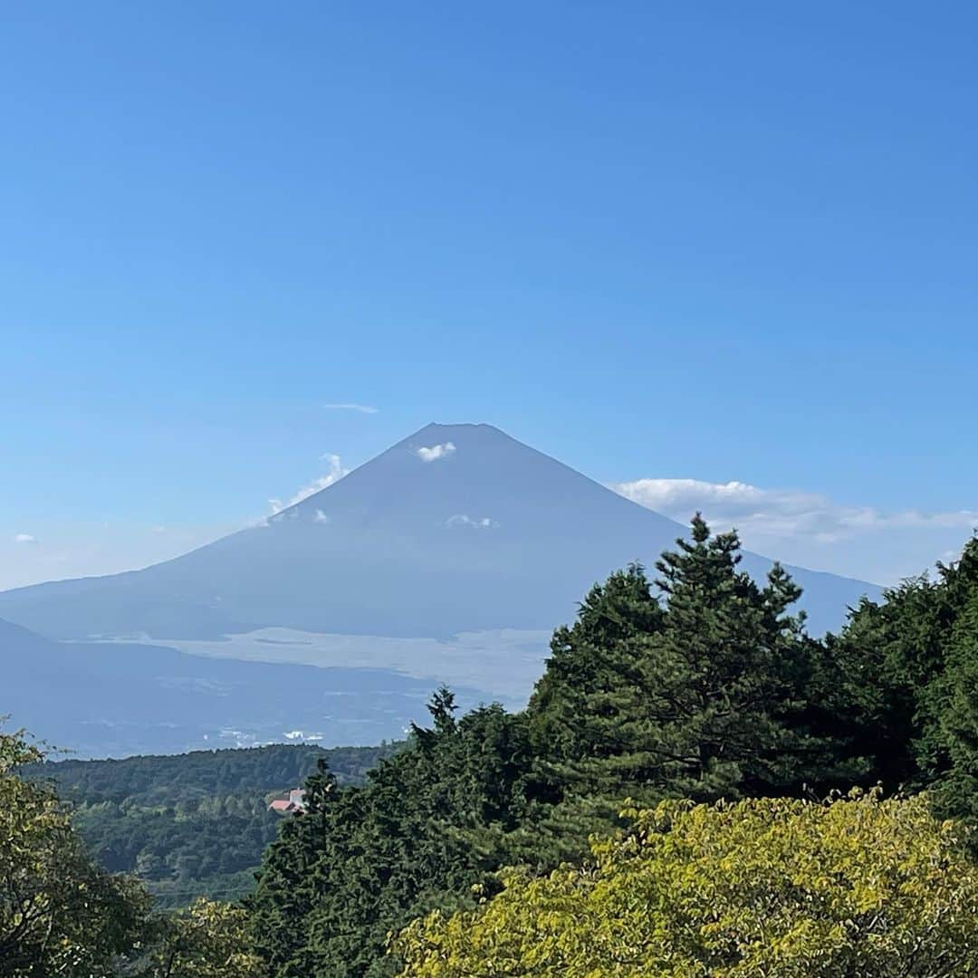 凰津りささんのインスタグラム写真 - (凰津りさInstagram)「念願の山中城🏯 . . 障子堀、工事中で全部は見れなかったけど一部分だけでも凄すぎて怖かったです。。。 . . 北条🆚豊臣 . . 戦意喪失するような作りなのに戦い続けるって本当凄い。 私は杜季を抱っこ紐しながらの散策。。。 こちらも戦意喪失しましたが、なんとかたいちゃんに手を引っ張ってもらいながら天守まで登ることが出来た💦 . 展望台から見えた富士山🗻 パワーもらった気がしたぞ✨🔥 . 芦ノ湖にはネッシーはおらんかった😢 . 芦ノ湖の公園では誰もいないところでピクニック🍙 . お外で食べるご飯は格別に美味しいね♪ 利直、鼻の穴にご飯粒入っちゃってなかなか取らせてくれないっていう。。。 . . #芦ノ湖 #箱根関所 #山中城 #城巡り #日本の城 城の投稿したら、誰もコメントしてくれないんですww #北条軍 #豊臣軍 #人海戦術 #恐ろしい戦国時代 #ピクニック」9月26日 22時59分 - outsu.risa95