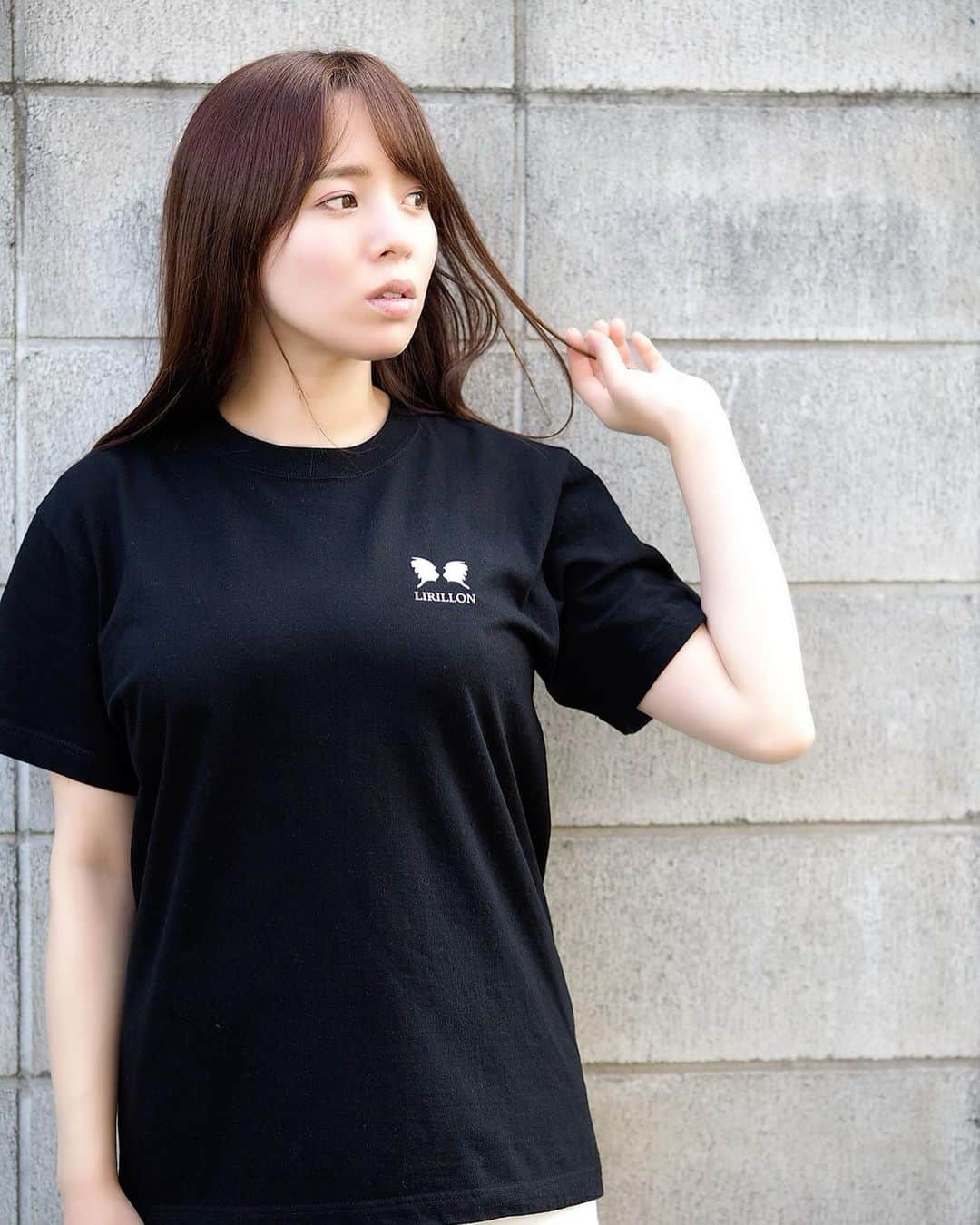 三島奈津子さんのインスタグラム写真 - (三島奈津子Instagram)「... 『LIRILLON』オリジナルTシャツ BLACK,WHITE ¥3,900＋tax サイズ展開 XS,S,M,L,XL  10/5(火)12:00〜オンラインサイト 以下で行われる写真展にて販売開始致します。 ※写真展ではLサイズのみの販売 ※三島が着用しているのはMサイズになります  三島奈津子&舞山秀一写真展「それから」 日にち:2021/10/5(火)〜10/10(日) 時間:平日 14:00-20:00   土曜 12:00-20:00   日曜 12:00-17:00  ※入場無料 場所:ギャラリー・ルデコ 6F 東京都渋谷区渋谷 3-16-3 高桑ビル #オリジナルtシャツ #lirillon」9月28日 9時49分 - satomi_muryou