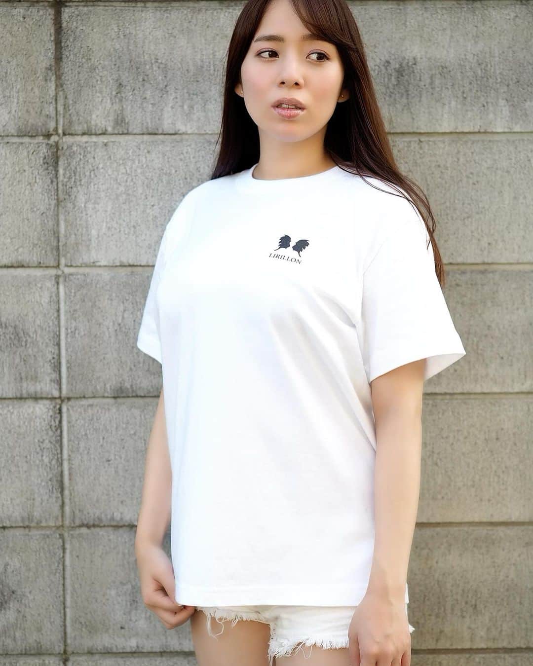 三島奈津子さんのインスタグラム写真 - (三島奈津子Instagram)「... 『LIRILLON』オリジナルTシャツ BLACK,WHITE ¥3,900＋tax サイズ展開 XS,S,M,L,XL  10/5(火)12:00〜オンラインサイト 以下で行われる写真展にて販売開始致します。 ※写真展ではLサイズのみの販売 ※三島が着用しているのはMサイズになります  三島奈津子&舞山秀一写真展「それから」 日にち:2021/10/5(火)〜10/10(日) 時間:平日 14:00-20:00   土曜 12:00-20:00   日曜 12:00-17:00  ※入場無料 場所:ギャラリー・ルデコ 6F 東京都渋谷区渋谷 3-16-3 高桑ビル #オリジナルtシャツ #lirillon」9月28日 9時49分 - satomi_muryou