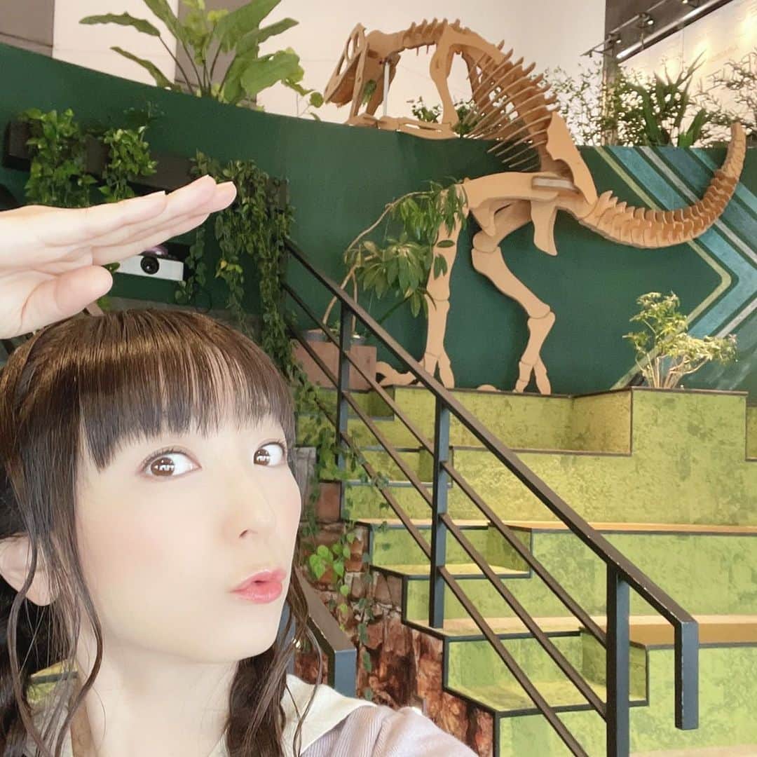 堀江由衣さんのインスタグラム写真 - (堀江由衣Instagram)「. あ、あれは何だ…？  …ま、まさか……っ！  きょ、恐竜っ？！」9月29日 14時54分 - yuihorie_official