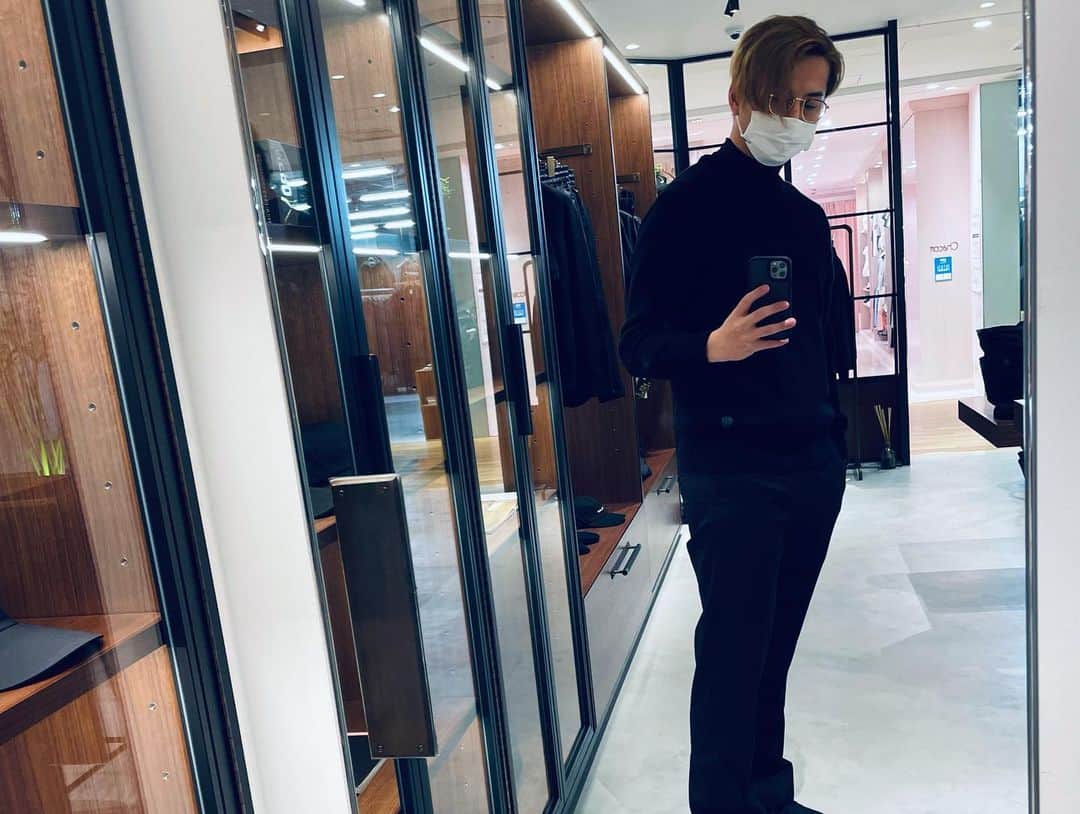 石黒英雄さんのインスタグラム写真 - (石黒英雄Instagram)「1ヶ月間 アパレルブランドでお手伝いさせて頂きました〜‼︎ 服屋で働いてみたい気持ちが叶いました。 . コロナ禍で、どうお客様と向き合えばいいのか難しい部分が沢山ありましたが、 1人だけでお店に立ってた時に、 新規のお客様を接客してダウンジャケット買って頂いた時は、本当に喜びました🤲 . どう接すればいいのか、相手の心に触れるコミニケーションがとても難しく、勉強になりました。 . ゴルフウェアブランドですが、普段使いも出来るデザインです💪 まだまだ昨年の秋に出来たばかりのブランド[OBSIDIAN]ですが、Ron Hermanさんに卸していたり、注目度高いブランドです。 ゴルフ好きの方、黒が好きな方、 二子玉高島屋南館5階にありますので、是非、皆様行かれてみてください。 . ロンハーマンの元スタッフの店長　澤柳さんと ギャルソンの元店長　有馬さんに挟まれて📸  @obsidian_jp  フォローよろしく〜‼︎ . #obsidian #携わったスタッフの皆様に感謝 #接客中は帽子被ってました #二組のお客様にバレた笑」9月29日 18時17分 - hideoishiguro