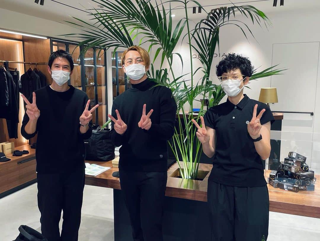 石黒英雄さんのインスタグラム写真 - (石黒英雄Instagram)「1ヶ月間 アパレルブランドでお手伝いさせて頂きました〜‼︎ 服屋で働いてみたい気持ちが叶いました。 . コロナ禍で、どうお客様と向き合えばいいのか難しい部分が沢山ありましたが、 1人だけでお店に立ってた時に、 新規のお客様を接客してダウンジャケット買って頂いた時は、本当に喜びました🤲 . どう接すればいいのか、相手の心に触れるコミニケーションがとても難しく、勉強になりました。 . ゴルフウェアブランドですが、普段使いも出来るデザインです💪 まだまだ昨年の秋に出来たばかりのブランド[OBSIDIAN]ですが、Ron Hermanさんに卸していたり、注目度高いブランドです。 ゴルフ好きの方、黒が好きな方、 二子玉高島屋南館5階にありますので、是非、皆様行かれてみてください。 . ロンハーマンの元スタッフの店長　澤柳さんと ギャルソンの元店長　有馬さんに挟まれて📸  @obsidian_jp  フォローよろしく〜‼︎ . #obsidian #携わったスタッフの皆様に感謝 #接客中は帽子被ってました #二組のお客様にバレた笑」9月29日 18時17分 - hideoishiguro