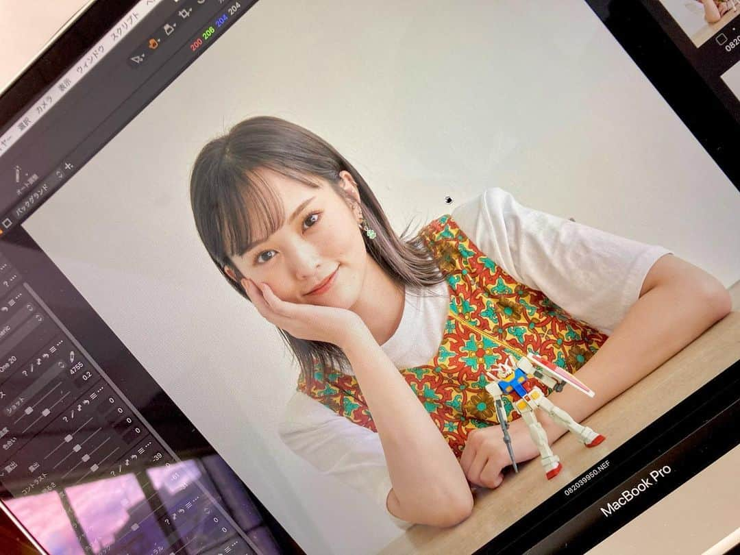 山本彩さんのインスタグラム写真 - (山本彩Instagram)「. 発売中の今月号smartでは、山本彩連載だけじゃなく 新連載の「初めてのガンプラ、作ってみた!!」にも 登場させて頂いてます☺️🤍 . 複雑で難しそう！という私の中の ガンプラのイメージが変わる そんな撮影でした✨ . もくもくとやれて楽しかったなぁ☺️ . #smart #雑誌 #連載 #山本彩  #ガンダム #ガンプラ #初心者 #テーマは #ダークヒーロー」10月5日 13時13分 - sayaka__714