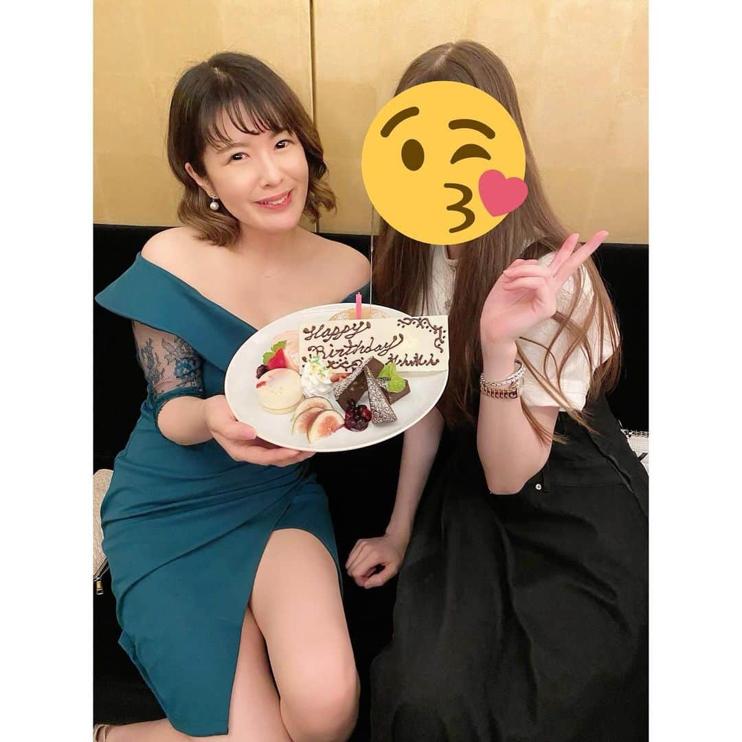 福咲れんさんのインスタグラム写真 - (福咲れんInstagram)「10/8 お誕生日でした♪ コロナ禍でもたくさんの方にお祝いしてもらって嬉しかった〜♡ ありがとうございました☺️  これからもみなさんに楽しんでもらえるように精進しますっ🙇‍♀️  1枚目のかわいこちゃんは隣に並びたくないくらいの美人ちゃん！許可取ってないから一応スタンプ🤣笑  名前入りバカラは、もったいなくて使えない、、🤤  #HBD #baccarat  #moetchandon #domperignon  #krug #六本木レッドドラゴン #引き続きお祝い待ってます☺️」10月11日 20時58分 - renren108