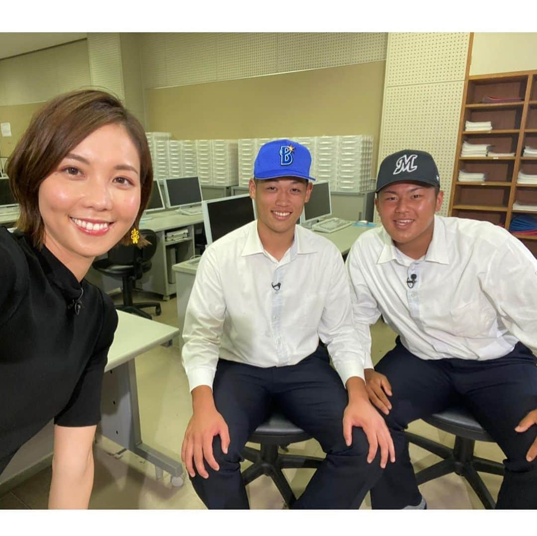 ヒロド歩美さんのインスタグラム写真 - (ヒロド歩美Instagram)「小園健太投手、松川虎生選手【市立和歌山】DeNAベイスターズ、千葉ロッテマリーンズ　ドラフト1位指名、おめでとうございます⭐️🍫 一夜明けてまだ実感が湧かないと言う2人．そんな今日はロッテ井口監督が指名挨拶に来ていたので、かなり緊張した様子の松川くんでした！挨拶後の囲み取材で井口監督は「野球以外に人間性も評価している」と話していました．さすが、高校1年生で半田監督が3年になったらキャプテンに指名しようと確信しただけある松川くんですね👏小園くんも松川くんのことを〝アリも踏めない男〟と言うだけあります🐜自分の名前が呼ばれた時は、「え？これって本当に自分の名前かな？」と思ったほど驚いたそうです．本人よりも隣にいた小園くんの方がリアクションが大きかったそうで、その後にテーブルの下で2人でグータッチしたそうです👊2人の仲の良さは多くのファンに知られていますが、これからは離れ離れになるということで小園くんは「松川に似てる人を探します…」と寂しさを隠せない様子でした🥺でも、ベイスターズの寮のご飯が美味しいらしいですと目を輝かせていました✨※三枚目の写真は帽子のサイズが子供用で浮いてしまっている様子😂  ちなみに私の今後の悩みは、阪神対DeNAで小園くんが先発する試合はどう感情を整えたらいいのかわかりません。ましてや阪神森木くんとの投げ合いとなれば…もう…それはそれは…  2人の、そして3年生の笑顔溢れる1日に密着させていただきありがとうございました！！  #背番号が楽しみ #小園健太　投手 #松川虎生　選手」10月12日 19時59分 - hirodo_ayumi