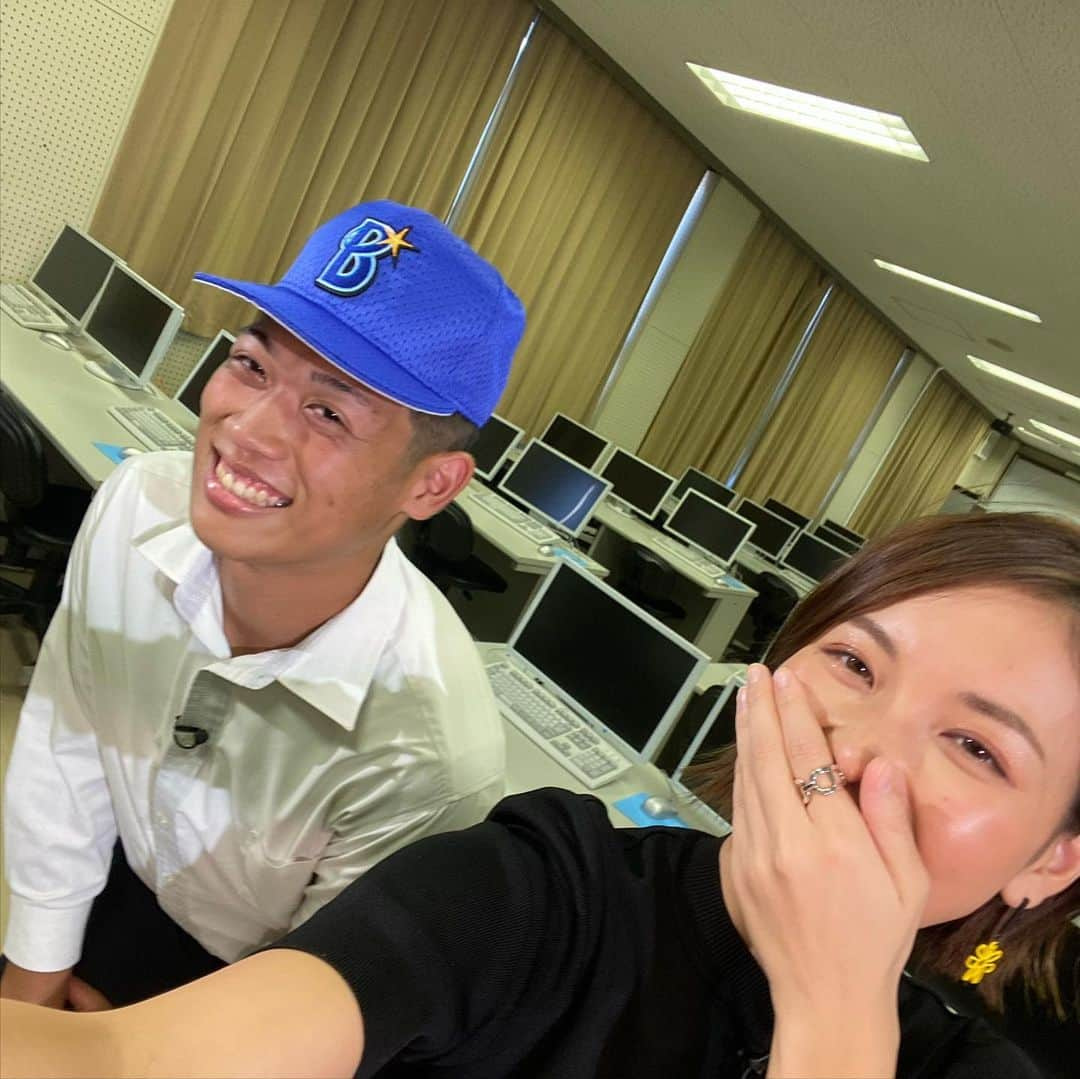 ヒロド歩美さんのインスタグラム写真 - (ヒロド歩美Instagram)「小園健太投手、松川虎生選手【市立和歌山】DeNAベイスターズ、千葉ロッテマリーンズ　ドラフト1位指名、おめでとうございます⭐️🍫 一夜明けてまだ実感が湧かないと言う2人．そんな今日はロッテ井口監督が指名挨拶に来ていたので、かなり緊張した様子の松川くんでした！挨拶後の囲み取材で井口監督は「野球以外に人間性も評価している」と話していました．さすが、高校1年生で半田監督が3年になったらキャプテンに指名しようと確信しただけある松川くんですね👏小園くんも松川くんのことを〝アリも踏めない男〟と言うだけあります🐜自分の名前が呼ばれた時は、「え？これって本当に自分の名前かな？」と思ったほど驚いたそうです．本人よりも隣にいた小園くんの方がリアクションが大きかったそうで、その後にテーブルの下で2人でグータッチしたそうです👊2人の仲の良さは多くのファンに知られていますが、これからは離れ離れになるということで小園くんは「松川に似てる人を探します…」と寂しさを隠せない様子でした🥺でも、ベイスターズの寮のご飯が美味しいらしいですと目を輝かせていました✨※三枚目の写真は帽子のサイズが子供用で浮いてしまっている様子😂  ちなみに私の今後の悩みは、阪神対DeNAで小園くんが先発する試合はどう感情を整えたらいいのかわかりません。ましてや阪神森木くんとの投げ合いとなれば…もう…それはそれは…  2人の、そして3年生の笑顔溢れる1日に密着させていただきありがとうございました！！  #背番号が楽しみ #小園健太　投手 #松川虎生　選手」10月12日 19時59分 - hirodo_ayumi