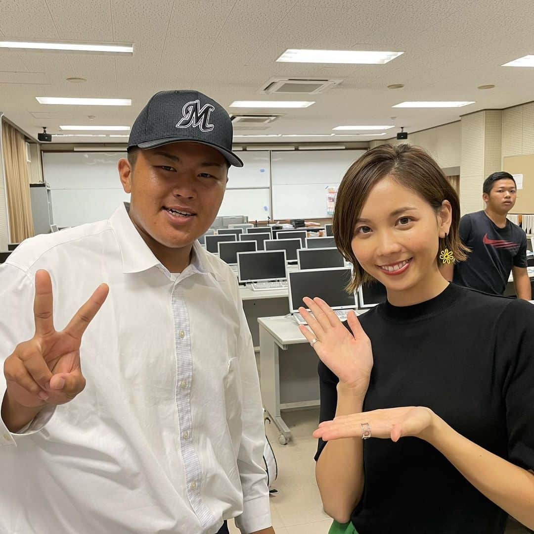 ヒロド歩美さんのインスタグラム写真 - (ヒロド歩美Instagram)「小園健太投手、松川虎生選手【市立和歌山】DeNAベイスターズ、千葉ロッテマリーンズ　ドラフト1位指名、おめでとうございます⭐️🍫 一夜明けてまだ実感が湧かないと言う2人．そんな今日はロッテ井口監督が指名挨拶に来ていたので、かなり緊張した様子の松川くんでした！挨拶後の囲み取材で井口監督は「野球以外に人間性も評価している」と話していました．さすが、高校1年生で半田監督が3年になったらキャプテンに指名しようと確信しただけある松川くんですね👏小園くんも松川くんのことを〝アリも踏めない男〟と言うだけあります🐜自分の名前が呼ばれた時は、「え？これって本当に自分の名前かな？」と思ったほど驚いたそうです．本人よりも隣にいた小園くんの方がリアクションが大きかったそうで、その後にテーブルの下で2人でグータッチしたそうです👊2人の仲の良さは多くのファンに知られていますが、これからは離れ離れになるということで小園くんは「松川に似てる人を探します…」と寂しさを隠せない様子でした🥺でも、ベイスターズの寮のご飯が美味しいらしいですと目を輝かせていました✨※三枚目の写真は帽子のサイズが子供用で浮いてしまっている様子😂  ちなみに私の今後の悩みは、阪神対DeNAで小園くんが先発する試合はどう感情を整えたらいいのかわかりません。ましてや阪神森木くんとの投げ合いとなれば…もう…それはそれは…  2人の、そして3年生の笑顔溢れる1日に密着させていただきありがとうございました！！  #背番号が楽しみ #小園健太　投手 #松川虎生　選手」10月12日 19時59分 - hirodo_ayumi