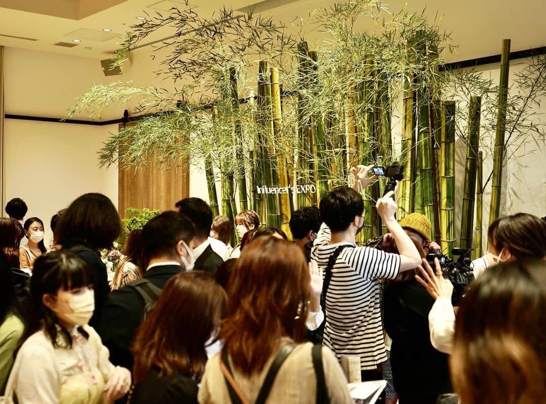 南美沙さんのインスタグラム写真 - (南美沙Instagram)「【influencer's EXPOを開催】 10月12日 にTRUNK HOTEL 渋谷にて、日本で最大級のインフルエンサーのイベント。 【influencer's EXPO】を開催致しました。 元SPEED の今井絵理子 様にもご登壇頂き、 メインブースの竹林はプラントハンターで有名な西畠清順さんが担当。 テラスハウスの出演者やバチェラー出演者、TikTok200万コメディアンなど、様々なSNS界で有名な方もご来場頂きました。 取材や報道などもありがとうございます!🙇‍♀️  イベントの主旨としましては、 今回特別に厳選したSNS 1万フォロワー以上の方々を300人以上をご招待させて頂き、、 普段、オンライン上でしか繋がらない 企業様とのオフラインでのマッチング、商品のヒストリーや説明、フィードバックを頂き、気に入れば自身の持つ媒体で宣伝もして貰えるというイベントになります!🙇‍♀️  出展や協賛、協力頂いた企業の皆様。 ■小林製薬 様 ■森下仁丹 様 ■エステプロラボ 様 ■TIRTIR 様 ■UNCHEIND 様 ■健栄製薬 様 ■BEAMS 様 ■ネイチャーラボ 様 ■湘南レーベル 様 ■全農ビジネスサポート 様 ■KIYORA 様 ■日本ロレアル 様  他にも沢山の方にご協力頂き、 弊社メンバーで最後まで尽力を尽くし当日のスタッフさんも、沢山頑張って頂いて 誠にありがとうございました🥲🙏  会場はこの時期でしたが、大盛況で(万全のコロナ対策はしております。) 皆様笑顔で帰って頂き、(なんと!300名以上のインフルエンサーにご用意させてもらったお土産の総額7万円は相当🙇‍♀️✨) 会場の装飾も華やかにインフルエンサーも満足度が高く、各社メディアにも取り上げて頂きました。  今回のイベントは皆様の一人一人の力の集合体で 誰一人として欠けたら成し得なかったイベントだと思います。  改めて、こちらでもお礼をお伝えさせてください🙇‍♀️  次回はまた来年に行いたいと思っておりますので、今後とも、どうか末永いお力添えを頂きますよう、宜しくお願い申し上げます。 #起業家 #200万 #起業 #planthunter #influence #集合体 #ネイチャ #一人一人 #tiktok #hotel #インフルエンサ #モデル #自然 #7万円 #アクティブ #expo #サーフィン #最大級 #rs #10月12日 #満足度 #出演者 #インフルエンサー #お土産 #テラスハウス #beams #sns #フォロワ #サーフガール #300人」10月14日 19時38分 - miee.misa