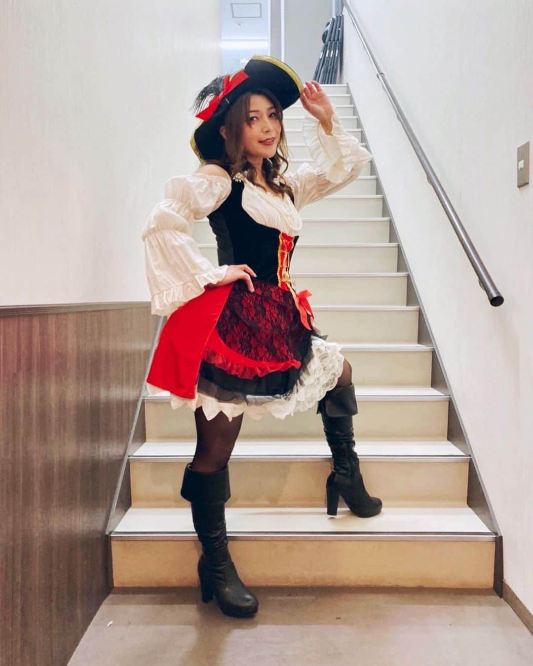 新田恵海さんのインスタグラム写真 - (新田恵海Instagram)「GARNiDELiA Presents HALLOWEEN MiRACLE WONDER PARTY 2021👻  去年に続き、また今年も参加させていただきました！  女海賊つんで「Longing for!」と「Bon Voyage!」の、船出を感じる2曲を歌唱させていただきました🏴‍☠️❤️  そしてコラボでは「アイコトバ」も🎤 大好きな曲を、大好きなメイリアちゃんと一緒に歌えてめちゃくちゃ楽しかったです〜！ ありがとう、メイたん🐈‍⬛💜  久しぶりにたくさんのお客さんの前でパフォーマンスさせていただき、楽しんでくれているのが伝わってきて、やっぱりLIVEっていいなぁ♪楽しいなぁ♪と感じました🥳  そして素敵なアーティストの皆さまと、ステージで顔を合わせられたのも嬉しい かったです✨✨ みんな可愛くて華やかだった〜😍  いろいろアクシデントもあったけだ(私が勝手にテンパってただけ笑)、今年も素敵なハロウィンの思い出ができました✨  楽しい時間をありがとうございました！  配信のアーカイブもあるので、ぜひ何度も楽しんでくださいね😚  ▶︎https://eplus.jp/sf/detail/1309750003?P6=001&P1=0402&P59=1  #garnidelia  #ガルニデハロパ」10月23日 9時23分 - tnstagram1210