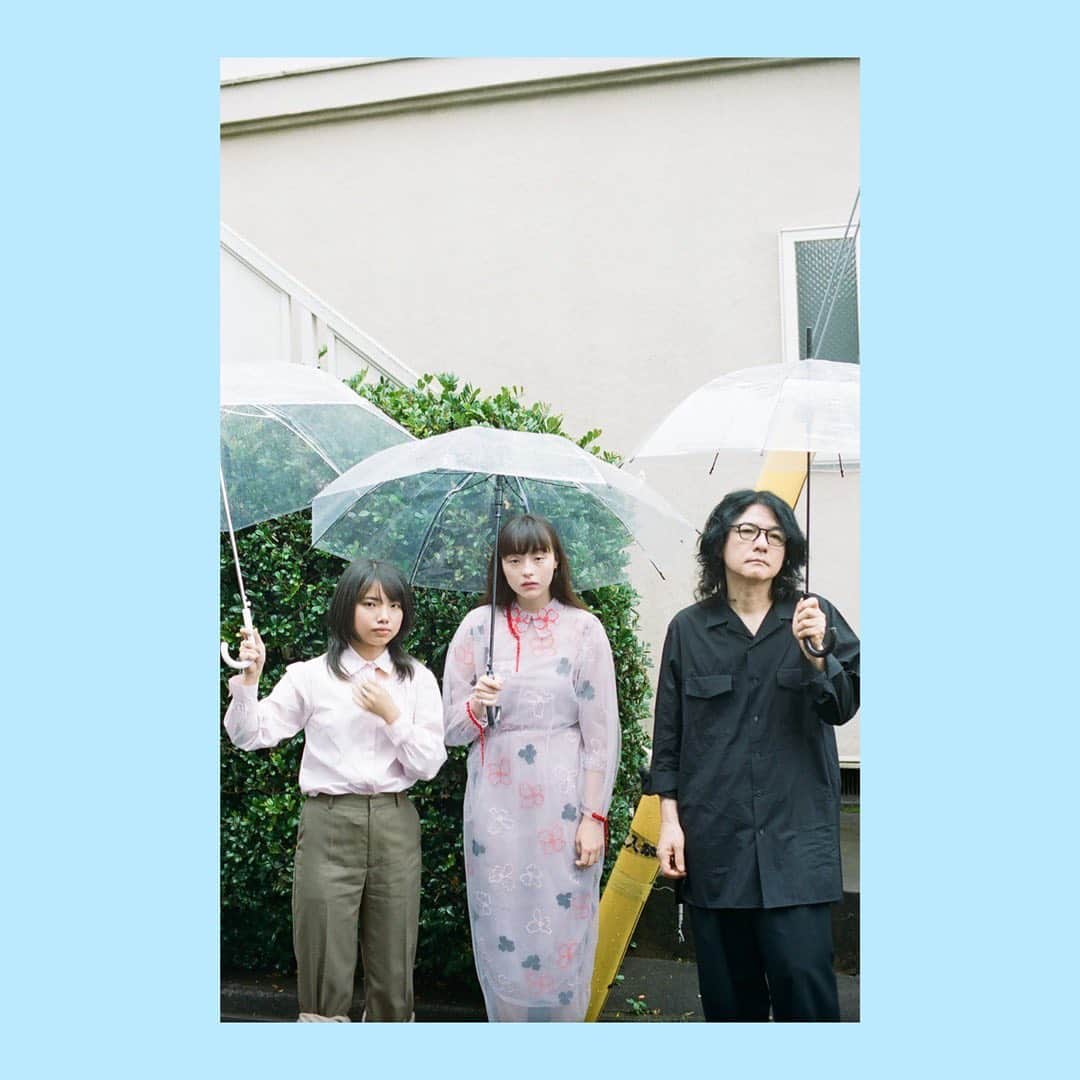 モトーラ世理奈さんのインスタグラム写真 - (モトーラ世理奈Instagram)「Lula books 「SERENA MOTOLA.」  明日発売です💁‍♀️  過去のアーカイブ作品に加え新たに撮影した2つのストーリー、つぐみちゃん　@tsugumi_jp に撮ってもらった私服スナップに、特別ゲストを迎えた対談企画に、もりだくさんな一冊💙  その発売を記念して明日 10/27 18:00〜20:00 BOOKMARC @marcjacobsjapan にてサイン会を開催します。   ぜひこの特別な一冊を直接お渡ししたいなと思い、感染対策をした上でこのスペシャルイベントを設けて頂きました✨  ぜひ、たくさんの方にお会いできたら嬉しいです💕  詳しくはプロフィールのURLをcheck！」10月26日 20時06分 - sereeeenam