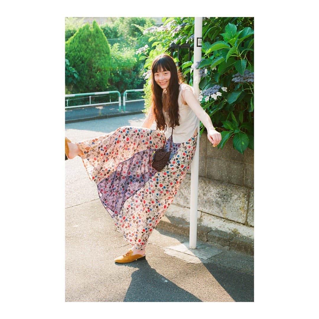 モトーラ世理奈さんのインスタグラム写真 - (モトーラ世理奈Instagram)「Lula books 「SERENA MOTOLA.」  明日発売です💁‍♀️  過去のアーカイブ作品に加え新たに撮影した2つのストーリー、つぐみちゃん　@tsugumi_jp に撮ってもらった私服スナップに、特別ゲストを迎えた対談企画に、もりだくさんな一冊💙  その発売を記念して明日 10/27 18:00〜20:00 BOOKMARC @marcjacobsjapan にてサイン会を開催します。   ぜひこの特別な一冊を直接お渡ししたいなと思い、感染対策をした上でこのスペシャルイベントを設けて頂きました✨  ぜひ、たくさんの方にお会いできたら嬉しいです💕  詳しくはプロフィールのURLをcheck！」10月26日 20時06分 - sereeeenam