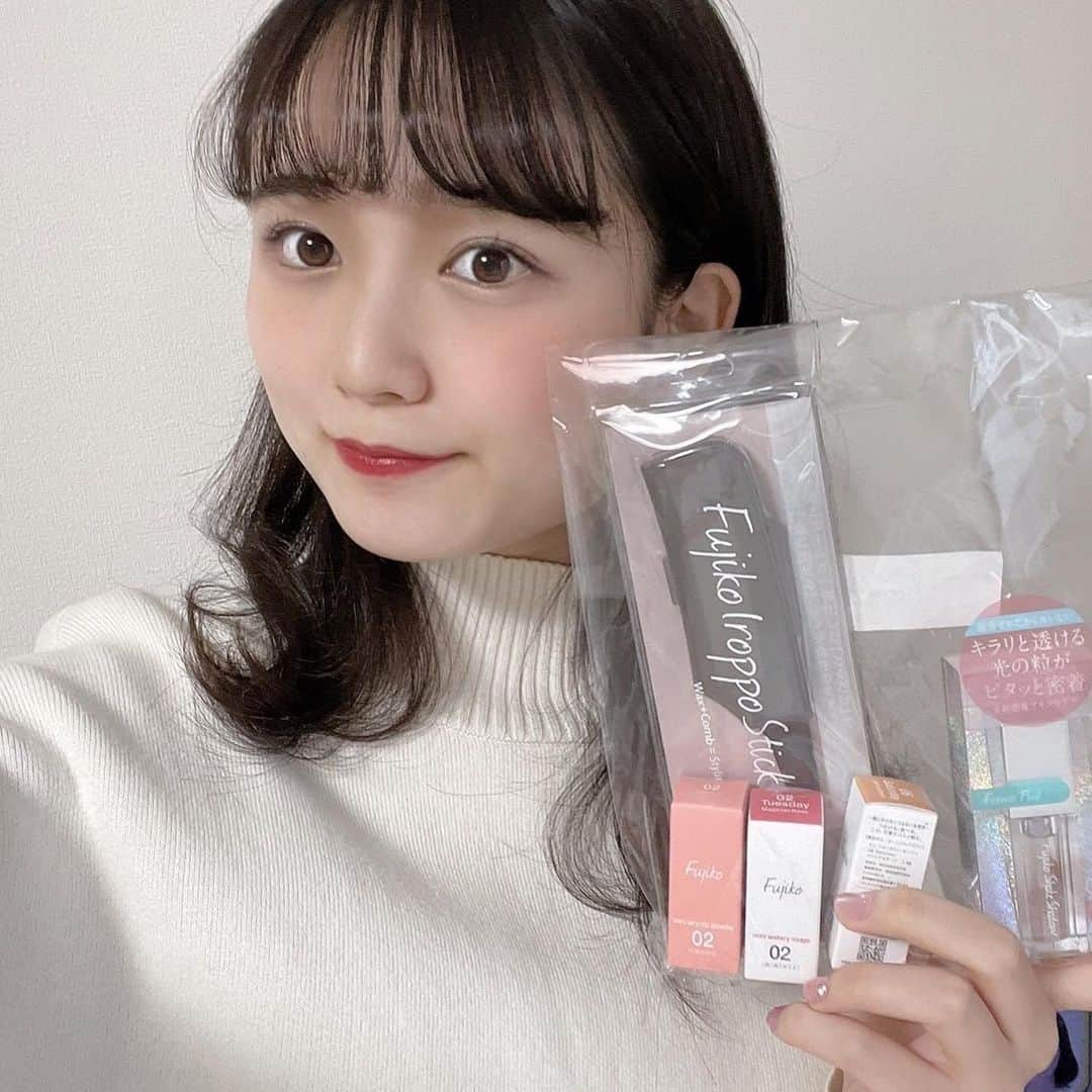 後藤沙梨花さんのインスタグラム写真 - (後藤沙梨花Instagram)「. 《御協賛品》 ごきげんよう🌸  ミスファイナリスト5名へ、 株式会社かならぼ様より【Fujiko @fujiko_brand の商品5点セット 色っぽスティック、ミニエアリーディップパウダー、ミニウォータリールージュ、シェイクシャドウ、仕込みアイライナー】を頂きました✨🎁 . . . ご協賛ありがとうございました✨  #fujiko #フジコ #学習院女子大学 #学女 #gwc #ミス和コンテスト #ミス和コンテスト2021 #ミス和  #和祭 #ミスコン」10月28日 16時36分 - missgwc2023