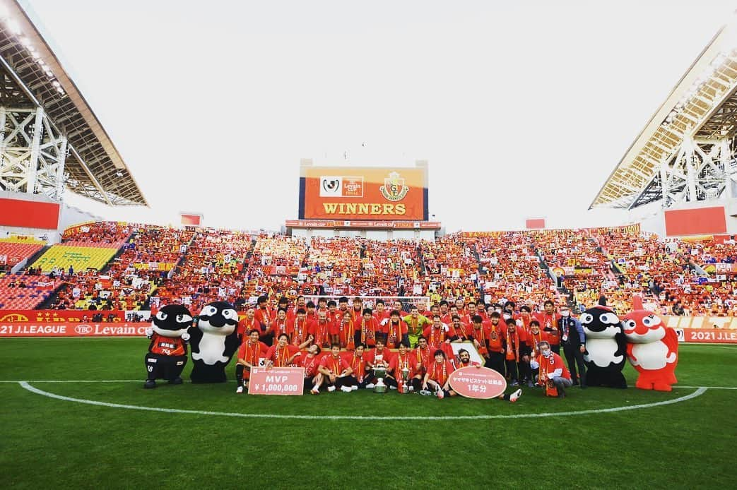 稲垣祥さんのインスタグラム写真 - (稲垣祥Instagram)「ルヴァン杯優勝！ 最高の仲間と最高の経験を！ 一生の思い出です😌」10月30日 18時27分 - inasho1225