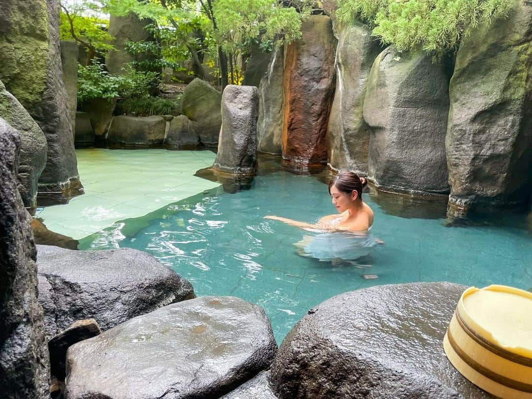 北出恭子さんのインスタグラム写真 - (北出恭子Instagram)「・ ・ #島根県 #松江市 には“#松江しんじ湖温泉”が湧き出しています♨️  そんな #宍道湖 のすぐそばに建ち、障害者や高齢者が安心して利用できる #ユニバーサルデザイン に取り組んでいる「#なにわ一水」に伺ってきました‼️  松江しんじ湖温泉の源泉を引く「なにわ一水」では、広々とした内湯と露天風呂があります♨️ ※現在、内湯はリニューアル中です。  緑と巨石に囲まれた岩風呂「邑美の湯」は、都会にいることを忘れてしまいそうなとても心地良い空間😌  泉質は、ナトリウム・カルシウム－硫酸塩・塩化物泉（ｐH8.1の弱アルカリ性）✨  ツルツルとした浴感ながら、とろんと肌をやさしく包み込んでくれるようなコーティング感のあるしっとりとした保湿の湯です♨️  今回、私が宿泊したのは、露天風呂付和洋室「デザインフロア　ＭＩＮＡＭＯ（306号室）」。  宍道湖に面した大きな窓ガラスから美しい水辺の景色を望むことができます🏞  10畳の和洋室の寝室には、シモンズ社製のセミダブルツインベッドがあり、ベッドからも宍道湖が一望できます✨  広くて贅沢なダブルボールの洗面台と独立した多機能のシャワーブース🚿  さらにその奥には、客室に半露天風呂が♨円形の信楽焼の浴槽には、松江しんじこ温泉が注がれています🛀 露天風呂からも、宍道湖の景色を望むことができますよ♡  SPA雫では、日本エステティック協会認定、AJESTHE美肌エキスパートである経験豊富なエステティシャンが在籍し、浅深層（皮膚）と深層部（筋肉）のリンパや血液の流れを整えてくれる本格的なオールハンドトリートメントが受けられます💆‍♀️‼️  島根県産の薔薇🌹椿🌺出雲生姜🧄温州人参🥕といった、すべてオーガニック植物の浸出油を使用しています🧫  有機無農薬などの栽培方法や生産者にまで、徹底的にこだわりぬいた良質で稀少な原材料ばかり🌾  なんといっても驚いたのが、エステティシャンが原料の粉とオーガニックのホホバオイルをブレンドし、３週間もの手間暇をかけてSPAルームでオイルを作っていること‼️😳  椿オイルに関しては、種を選別し実を取り出す行程から携わっているそう🥺 そんな愛のこもった貴重なオイルで施術をしてもらえるなんて、喜びも一塩ですよね☺️  フットバスの緑色の石は、凝灰岩（グリーンタフ）といわれ、海底火山の噴火による火山灰が、火山活動による熱水で変質したもの🌋その後に、海の力によって丸石となって波打ち際に打ち上げられます🌊  この凝灰岩（グリーンタフ）には、疲れた心を癒すヒーリングエネルギーが秘められていると言われており、リラクゼーション作用があるのだそう🪨  ４種類のオーガニックオイルをベースにオリジナルに調合された好きなオイルの香りをチョイスし、症状や悩みに合わせて、エステティシャンがメニューをおすすめしてくれます✨  私は、ローズのフェイシャルと生姜のボディートリートメントを選択しました🌹　  ケミカルな香りは一切なく、天然素材の優しくも癒される香りに全身包まれて夢見心地…♡♡♡ プロの技は、申し分なくさすがの一言‼️オイルのクオリティーの高さに感激です…😭  夕食は、エイジングケアや美肌に必要な栄養素を取り入れた美肌料理の会席が並びます🍽❗️  SPAにも使用されている“椿オイル”、“ミニローズ”、“出雲生姜”、“雲州人参”が料理やカクテルにもふんだんに取り入れられていて、とってもキレイになれそうです❤️  美肌温泉♨️本格的なエステ💆‍♀️美肌料理🍱と…  三拍子揃った✨内と外から美しくなれそうなサービスに心も体も大満足でした♡♡♡  🔴更に詳しい情報は… プロフ欄にある【https://kitade-onsen.com】から⭐️」10月31日 20時47分 - onsen.expert_kitadekyoko