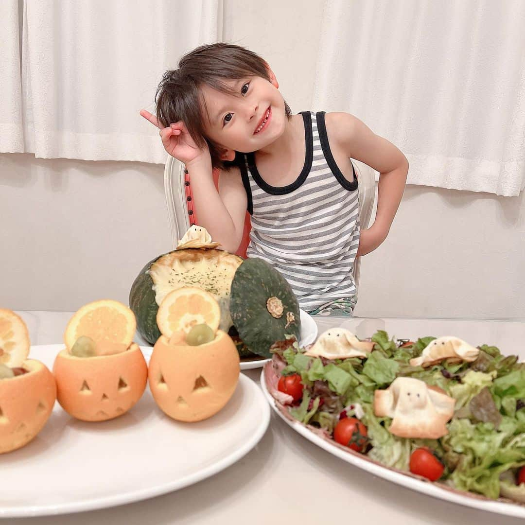 町田亜里香さんのインスタグラム写真 - (町田亜里香Instagram)「happy Halloween👻🍭 今までは、じゅきはハロウィン🎃 スクールのイベントだったので😳 なかなか作れてなかったけど、 今年は日曜でスクールイベントは 金曜日にちょこっとだけ👻𓂂𑀀  だから、今年は作りました🍚ˎˊ˗  簡単なものだけど🤍 みなさん、ハッピーハロウィン🎃 . . 明日で30歳なのは内緒にしてね🤫。 . . #ハロウィン #ハロウィンメニュー #ハロウィンご飯 #ハロウィン🎃  #ハロウィンごはん」10月31日 22時19分 - ari_gram_111