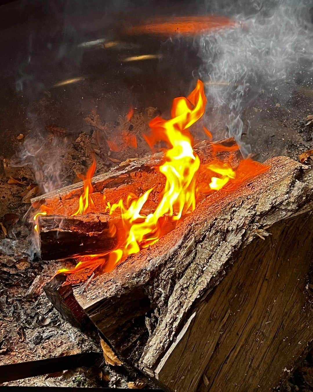 イ・サンユンさんのインスタグラム写真 - (イ・サンユンInstagram)「장작을 잘배치하고!!🪵 (안보이지만)선풍기로 공기를 넣어주면!! 불이 붙습니다!!🔥 #일잘하는lee군 #집중하면나오는갈고리손꾸락」11月1日 13時40分 - lsy_810815