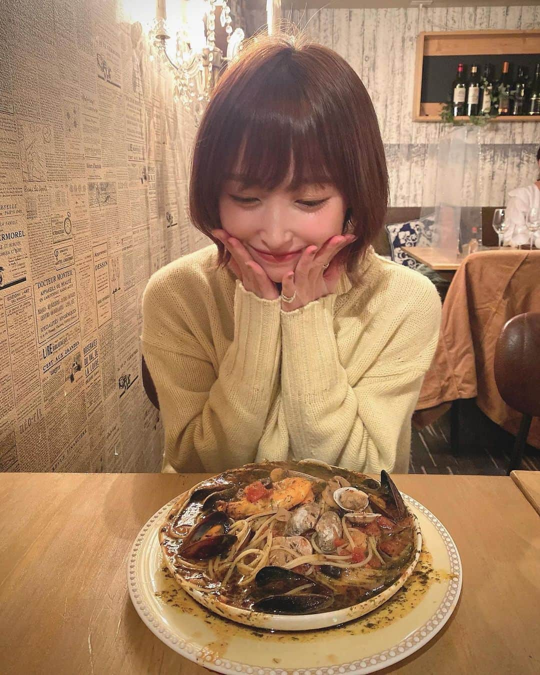 島田玲奈さんのインスタグラム写真 - (島田玲奈Instagram)「. 海鮮とチーズを食べに🧀💓 . 大好きな牡蠣！ どれも美味しかったけど、やっぱり生牡蠣が一番好きです🥺 . パンプキンシカゴピザは、切ると中から笑っちゃうくらいチーズが溢れてきて最高でしたぁぁ🧀 蜂蜜が付いてくるので、たっぷりかけるの更に美味しいです🍯 . 1枚目の"絶望パスタ"は、海鮮が溢れてて、辛さが 【普通,ミドル,絶望 】の中から選べて、びびってミドルにしました🥺笑 . 次は絶望の辛さに挑戦してみたいです…！！ . 西新宿の『UMIバル』さん、また行きたい😳💓 . #新宿グルメ #西新宿グルメ #UMIバル #東京グルメ」11月1日 18時25分 - smd_rn321