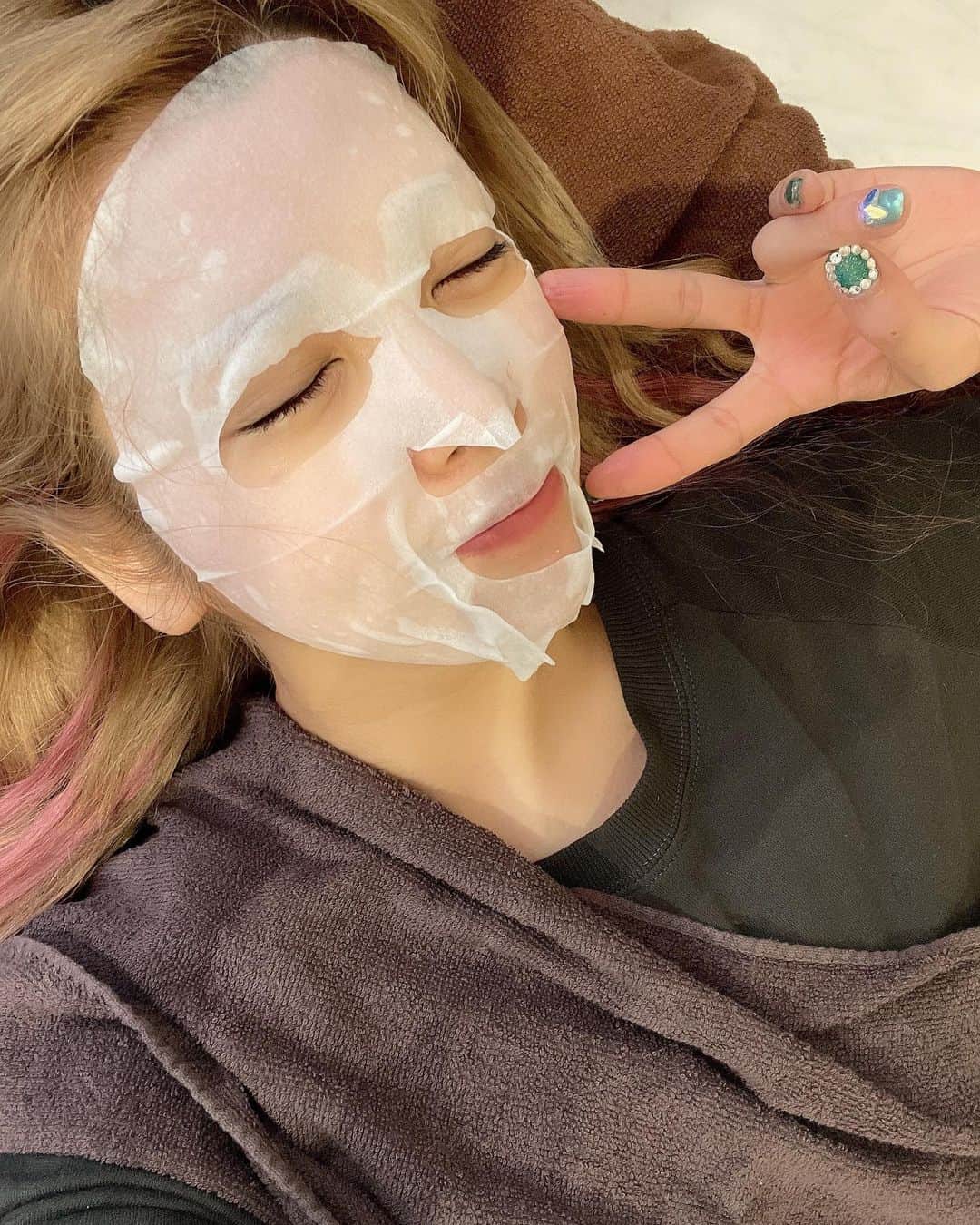 坂口杏里さんのインスタグラム写真 - (坂口杏里Instagram)「なんと先日！ついに ヒト幹細胞のフェイシャルと 頭蓋骨マッサージを 受けてきました✨  ここのヒト幹細胞は、 へその緒の血液から取れた ヒト幹細胞で、  他の一般的に使われている 脂肪由来のヒト幹細胞より 再生因子が260倍以上も 含まれているそうです！😲  施術中は気持ち良くて、 熟睡していました😴笑  施術後、肌はプルプルで 頭もすっきりして、 感動しました✨ 頭から小顔になるとも言うからね😊！  是非定期的に通いたいと思います！  発毛にも効果があるみたいで、 かなり生えるらしいので、 気になる方は是非！  ｰｰｰｰｰｰｰｰｰｰｰｰｰｰｰｰｰｰ 【施術内容】 ・クレンジング ・リフトアップマッサージ ・ヒト幹細胞導入 （エレクトロポレーション） ・幹細胞パック　　① ・LED照射　　　　② ・頭蓋骨リセット　③ ※①②③は同時に行います ・化粧水&乳液で保湿  【効果・効能】 ニキビ、ニキビ跡、シワ、しみ くすみ、毛穴、乾燥肌、たるみ むくみ、眼精疲労etc...」11月1日 23時28分 - anridayo33