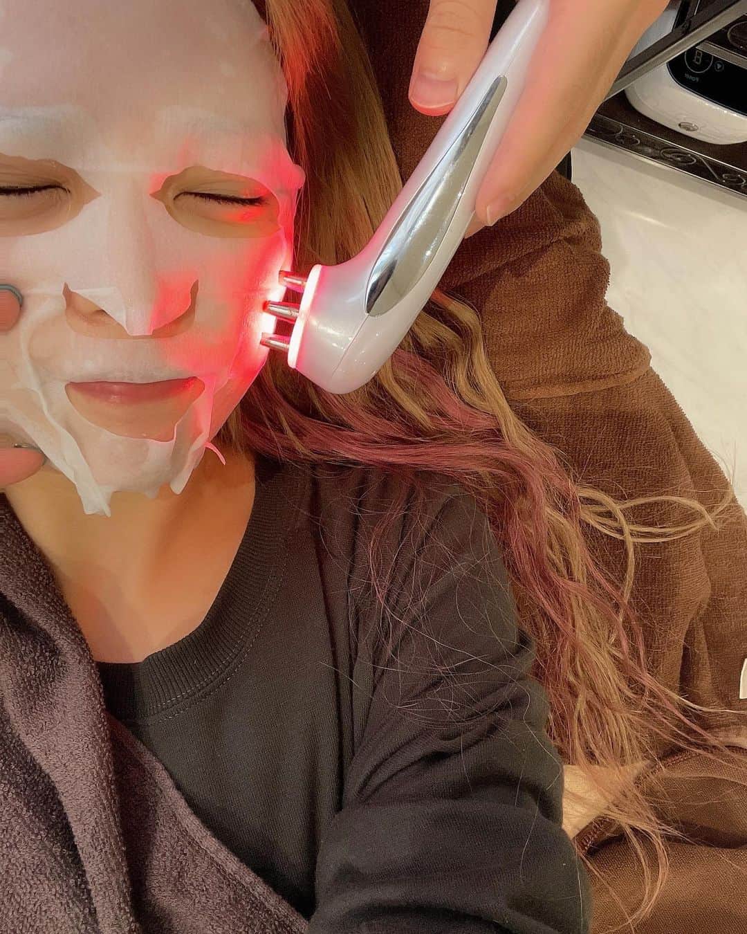 坂口杏里さんのインスタグラム写真 - (坂口杏里Instagram)「なんと先日！ついに ヒト幹細胞のフェイシャルと 頭蓋骨マッサージを 受けてきました✨  ここのヒト幹細胞は、 へその緒の血液から取れた ヒト幹細胞で、  他の一般的に使われている 脂肪由来のヒト幹細胞より 再生因子が260倍以上も 含まれているそうです！😲  施術中は気持ち良くて、 熟睡していました😴笑  施術後、肌はプルプルで 頭もすっきりして、 感動しました✨ 頭から小顔になるとも言うからね😊！  是非定期的に通いたいと思います！  発毛にも効果があるみたいで、 かなり生えるらしいので、 気になる方は是非！  ｰｰｰｰｰｰｰｰｰｰｰｰｰｰｰｰｰｰ 【施術内容】 ・クレンジング ・リフトアップマッサージ ・ヒト幹細胞導入 （エレクトロポレーション） ・幹細胞パック　　① ・LED照射　　　　② ・頭蓋骨リセット　③ ※①②③は同時に行います ・化粧水&乳液で保湿  【効果・効能】 ニキビ、ニキビ跡、シワ、しみ くすみ、毛穴、乾燥肌、たるみ むくみ、眼精疲労etc...」11月1日 23時28分 - anridayo33