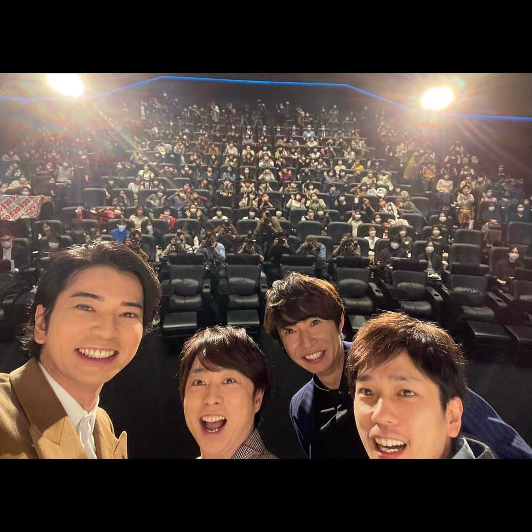 嵐（ARASHI）さんのインスタグラム写真 - (嵐（ARASHI）Instagram)「本日11月3日(水・祝)は、 嵐のデビュー記念日🎉  そんな記念すべき日に、 嵐の20周年記念ライブの記録映画「ARASHI Anniversary Tour 5×20 FILM“Record of Memories”」が、ドルビーシネマ限定で先行公開！  都内映画館でおこなわれた 先行上映初日舞台挨拶に、 嵐から、メンバー4人がサプライズで 登壇させていただきました✨  「ARASHI Anniversary Tour 5×20 FILM “Record of Memories”」は、 11月26日(金)より全国の映画館で公開します！  詳細は、映画公式ホームページを ご覧ください🕺🕺🕺🕺🕺  Nov 3, ARASHI's debut anniversary🎉  On this special day,  the ARASHI Anniversary Tour 5x20 FILM "Record of Memories" started its limited release,  with 4 members appearing at a surprise audience greeting!✨  The movie releases nationwide 11/26~!  Check the homepage for details! 　  #嵐 #ARASHI #5x20FILM #RecordofMemories」11月3日 19時30分 - arashi_5_official