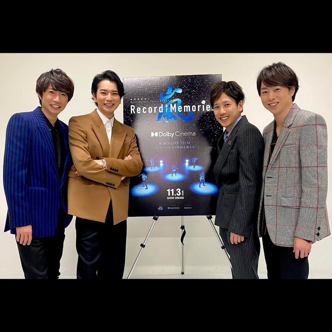 嵐（ARASHI）さんのインスタグラム写真 - (嵐（ARASHI）Instagram)「本日11月3日(水・祝)は、 嵐のデビュー記念日🎉  そんな記念すべき日に、 嵐の20周年記念ライブの記録映画「ARASHI Anniversary Tour 5×20 FILM“Record of Memories”」が、ドルビーシネマ限定で先行公開！  都内映画館でおこなわれた 先行上映初日舞台挨拶に、 嵐から、メンバー4人がサプライズで 登壇させていただきました✨  「ARASHI Anniversary Tour 5×20 FILM “Record of Memories”」は、 11月26日(金)より全国の映画館で公開します！  詳細は、映画公式ホームページを ご覧ください🕺🕺🕺🕺🕺  Nov 3, ARASHI's debut anniversary🎉  On this special day,  the ARASHI Anniversary Tour 5x20 FILM "Record of Memories" started its limited release,  with 4 members appearing at a surprise audience greeting!✨  The movie releases nationwide 11/26~!  Check the homepage for details! 　  #嵐 #ARASHI #5x20FILM #RecordofMemories」11月3日 19時30分 - arashi_5_official