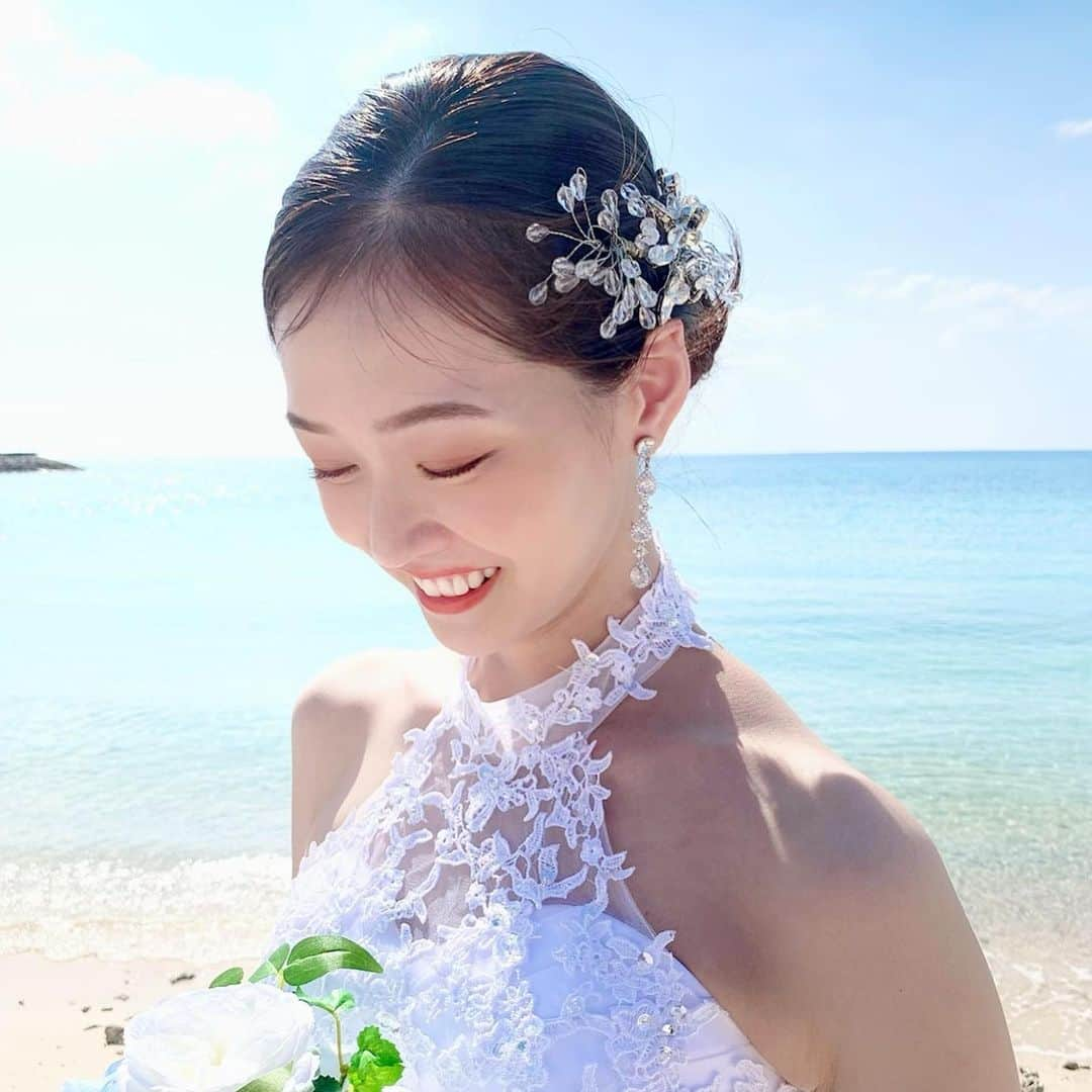 七輝かおるさんのインスタグラム写真 - (七輝かおるInstagram)「結婚式のアクセサリーは念願の @parlina_siena_akemi.k さんにお願いしました😍✨ ⁡ 初めてお会いしたのが本科生の時だったので、何気にもう10年以上お世話になってます🙇‍♂️ (何故私なんぞと今でも会ってくれるのかは謎🤣) ⁡ いつかアクセサリーお願いしたいなぁと思ったまま退団してしまったので、今回を逃したら二度とない‼️(おそらく)と思い、お願いしました😆🌷 ⁡ 大きめでキラキラ輝く髪飾りに、初めは 自分には綺麗すぎるのでは…とか 地味な顔面とドレスが負けるかなぁ…と思いきや、、、 逆に地味な顔面が華やかに見えるようにしてくれました🥺✨ ⁡ 素敵な髪飾り、イヤリングをありがとうございました🙇‍♂️❤️❤️ ⁡ ⁡ ヘアメイクは @nao_nao0414 さん🌺 ⁡ ふわっとさせたり、色々試行錯誤して下さった結果、 私がシンプルにスッキリさせたいという結論に至り、こうなりました🙆‍♀️ ⁡ メイクも地味な顔面に凹凸を付けて、綺麗に見えるようにして頂きました💄✨ 普段ファンデ塗らないので、久々にガッツリお化粧した気分！  乗せ上手でおもろい方でした🤣笑 ⁡ ありがとうございました🙇‍♂️❤️ ⁡ ⁡ #沖縄 #沖縄ウエディング #ヘッドドレス #ヘアアクセサリー #イヤリング #ウエディングヘア #ヘアメイク」11月4日 19時03分 - miyu____28