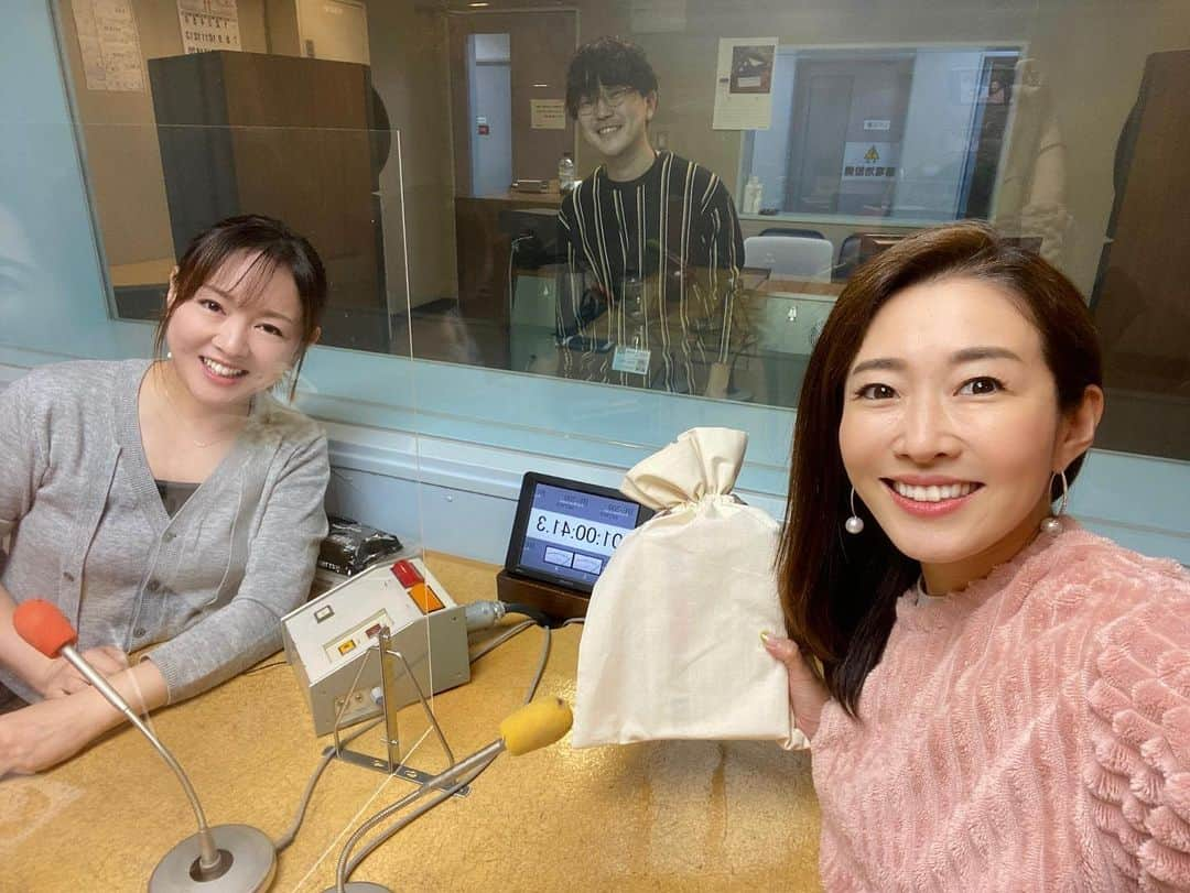 村西利恵さんのインスタグラム写真 - (村西利恵Instagram)「✔︎ 最後のラジオ📻 ⁡ 産休に入る前にラスト回となるラジオが ⁡ 今夜遅くにラジオ大阪でオンエアです❣️ ⁡ 「大丈夫、大丈夫！知らんけど」のコーナーには ⁡ 私宛の「逆大丈夫」のメッセージたくさん頂き ⁡ ありがとうございました❤️ ⁡ 収録後、敏腕ディレクターうさみんが ⁡ メッセージ付きのプレゼントくれた…🎁😳 ⁡ 中身は癒されるお風呂グッズ🛁バスミルクセット💕 ⁡ 20代後半男子の優しい気遣いにホロリです😢 ⁡ ラジオではいつも通り快調に ⁡ 藤本さんとぶっ放してきましたので🎙 ⁡ ぜひお聴きください。 ⁡ 「カンテら！」は11/8(月)深夜27時放送、 ⁡ オンエア後1週間はradikoでも聴けます！ ⁡ ⁡ #カンテら #一旦最終回 #ラジオ #パーソナリティ #初挑戦でした #半年間でしたが #勉強になりました #というかただ楽しかった #藤本さんとは #普段のおしゃべりも #このまんまです #また復帰できたらいいな #ひとまず産むことに専念します #あまだ休みません #12月頭に朗読会があるので #それまでがんばります #今回のラジオの内容は #前回の反響 #桑原征平という大先輩の話 #あと乳首の話 #私のカラオケの十八番 #意外な曲だと #藤本さんもうさみんも驚いた #カンテレトピックス #朗読会は50組招待あります #カンテレフレンズのみ #締め切りは11月19日まで #釣りたガール濃いめ新作放送 #大丈夫では出産に向けての不安 #こんな感じです」11月8日 13時40分 - riemuranishi