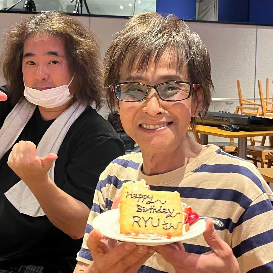 笠浩二さんのインスタグラム写真 - (笠浩二Instagram)「笠浩二 “Birthday Live 2021”　ご来場、ご視聴ありがとうございました！ アーカイブは11/14までご覧いただけます。 今回、配信トラブルにより二曲目の途中まで無音となっております。同曲をアンコールにて再度演奏させていただきました。 ⁡ 笠浩二 “Birthday Live 2021” 日時：2021/11/8（月） 会場：汐留 BLUE MOOD 出演：笠浩二（Vo & Ds）森藤晶司（Kb）知野芳彦（G）仮谷克之（B） 　　　B-sty Horns：松木隆裕（Tp）上杉雄一（Sax）東條あづさ（Tb） 配信：Streaming+ 視聴券（一般）¥4,000 視聴券（その他1）¥6,000（サポートチケット¥2,000込） 視聴券（その他2）¥8,000（サポートチケット¥4,000込） 視聴券（その他3）¥10,000（サポートチケット¥6,000込） ※受付期間～11/14（日）21:00 ※視聴可能期間～11/14（日）23:59 ⁡ 配信チケットのご購入はこちらから https://eplus.jp/sf/detail/3508050001-P0030001」11月10日 14時19分 - kohjiryu