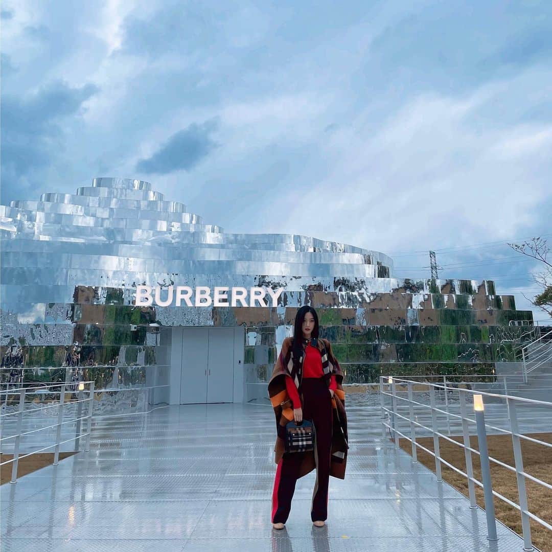 ムン・ガヨンさんのインスタグラム写真 - (ムン・ガヨンInstagram)「#BurberryJeju #BurberryOuterwear #Burberry」11月10日 19時22分 - m_kayoung