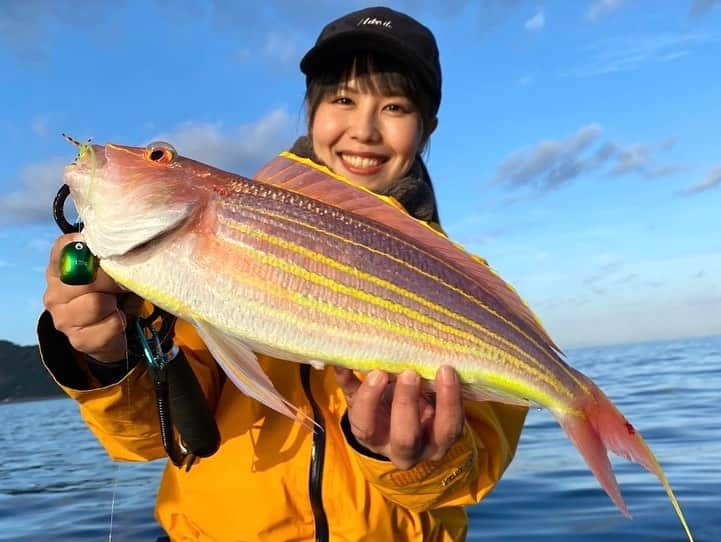 村西利恵さんのインスタグラム写真 - (村西利恵Instagram)「✔︎ すごい鯛が家に届いた…🤣 ⁡ 「釣りたガール！濃いめ」を引き継いでくれた ⁡ 新人釣り女子、舘山アナ @seina_tateyama_ が ⁡ 新人らしからぬ大鯛を釣り上げて送ってくれました😭💕 ⁡ タイラバ初めてでこれは凄すぎるっ❣️ ⁡ 先生役にそらなさゆりさんをお迎えし ⁡ 愛媛県愛南町の濃い魚影を存分に楽しんだ、 ⁡ その模様が放送されます😍 ⁡ 釣りビジョンでは 11/14(日)夜9:00〜 初回放送 ⁡ カンテレでは 11/28(日)朝5:15〜　タイラバ編 12/5(日)朝5:15〜 堤防五目編 ⁡ です！この大鯛は ⁡ 「ムラニシさんを思って釣り上げたので食べてください🐟」と言ってもらったので😢💕 ⁡ 大事に大事にいただきました🍽 ⁡ お腹の中の釣りたガール👶も、ご馳走が運ばれてきて(臍の緒から) ⁡ 狂喜乱舞していました🤣 ⁡ ⁡ #カンテレ #釣りビジョン #釣りたガール濃いめ #釣りたガール #タイラバ #初挑戦 #愛南町 #堤防五目 #そらなさゆり　さん #舘山聖奈　アナ #美女2人の釣行 #たくさんお魚釣れてます #ぜひご覧ください」11月12日 14時56分 - riemuranishi