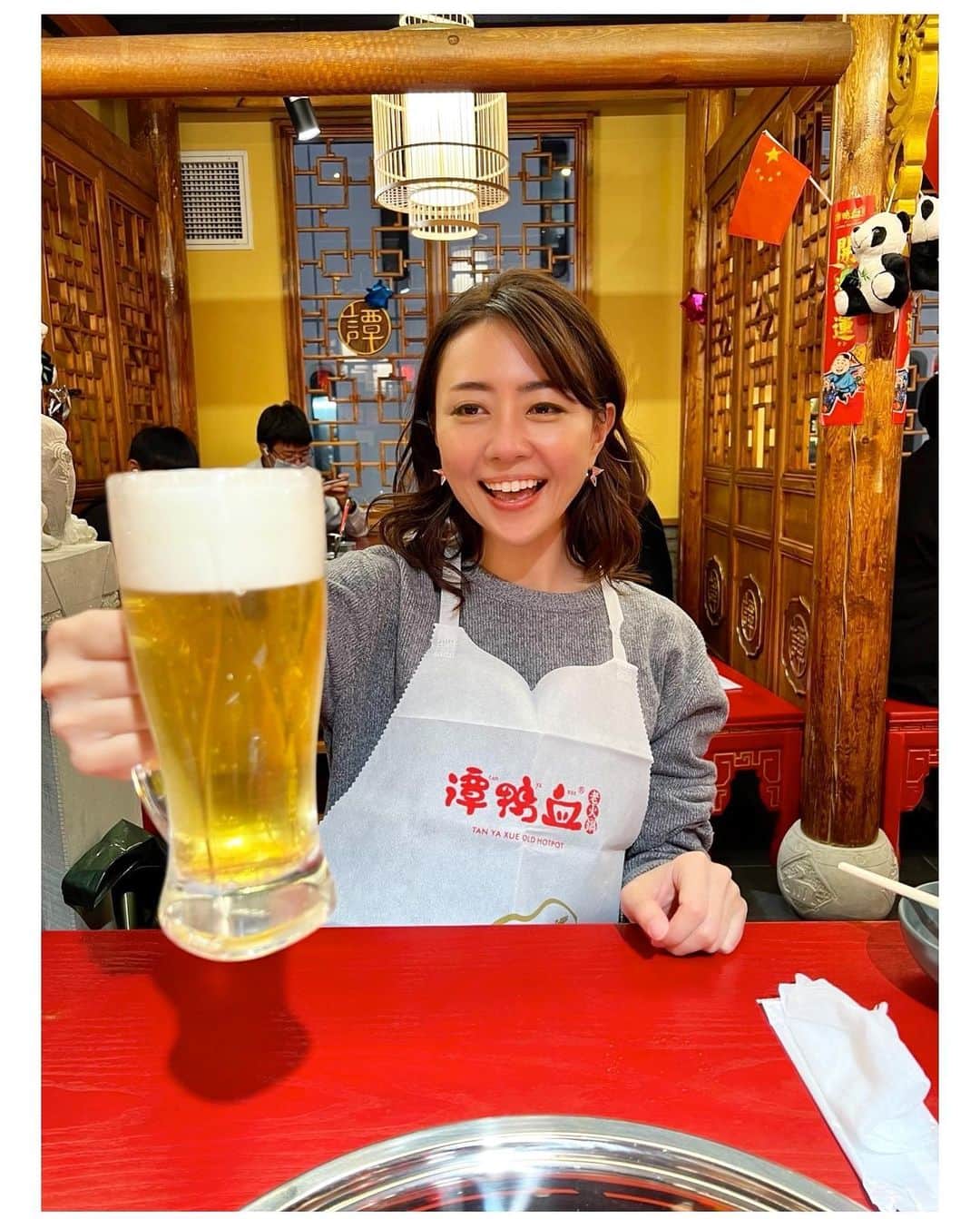 吉竹史さんのインスタグラム写真 - (吉竹史Instagram)「火鍋が大っ好きな私。 めちゃくちゃ美味しい本場なお店に出会えました✨✨✨  朱赤の店内は、100年前の中国の雰囲気を再現しているらしく、中国に来たような気分に✈️✨  日本ってほんとに色んな国の料理屋さんがあるよね、って改めて思う😂✨すごいことだ、これは✨ まだまだ海外旅行には行けなさそうだけど、食で旅行気分は味わえそうだ⤴︎⤴︎✈️  #中華薬膳火鍋  #譚鴨血老火鍋 #火鍋 #乾杯 #人に紹介したくなるお店」11月13日 22時38分 - fumi_yoshitake