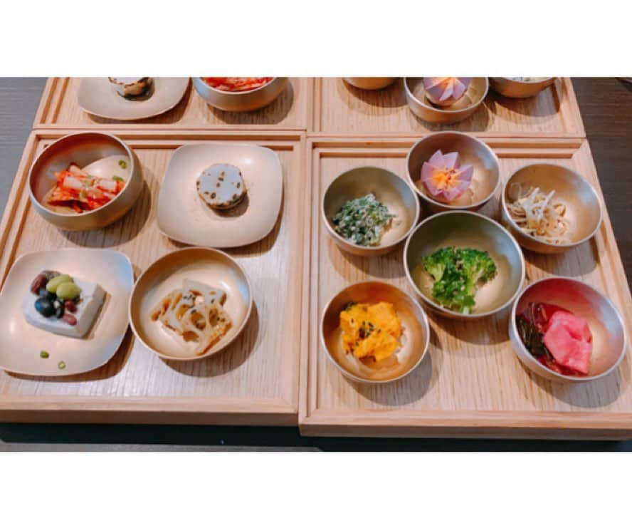 加田晶子さんのインスタグラム写真 - (加田晶子Instagram)「先日、広尾にあるお洒落な韓国料理屋さんへ🤤 食欲促進のドリンクや、お野菜が沢山使われたお料理に心も体も満たされました🤍 メインは選べるので、参鶏湯を🐓炙りユッケビビンバも美味しそうで迷いました🥺  人気で並ぶようなので、予約した方が確実に食べられます🍽因みに予約はコース料理のみ、のようです🐈  #hasuo #newkorean #広尾グルメ #東京グルメ #韓国料理 #新韓国料理 #韓国グルメ #大人のレストラン #参鶏湯#パンチャン #韓国ドラマの話しで盛り上がる #フリーランス #アナウンサー」11月15日 21時41分 - accoo.k