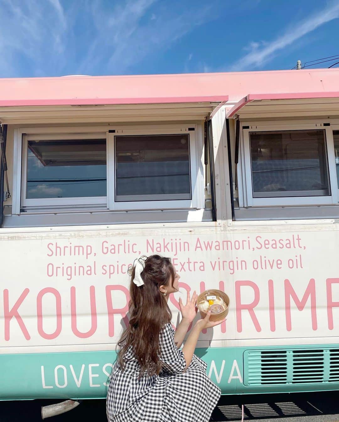 yuukachiさんのインスタグラム写真 - (yuukachiInstagram)「沖縄 映えカフェ🦐🌴🌺  シュリンプの美味しいパステルカラーの トレーラーが映えなカフェ🤍🤍  泊まったHOTELから歩いてすぐの 所にあって朝9時から開いてるから 朝ごはんに食べた〜⸜❤︎⸝‍  めっちゃ美味しかった！！！！🦐感動した！  古宇利島の中にあるから那覇とか名護からだと 橋渡って行かなきゃいけないけど おすすめすぎるから是非いってみて！✨  ワンピースは @selectshop_ramune.official のです👗 ハーフアップで合わせたよ！可愛い🌺  #沖縄カフェ#沖縄映えスポット#沖縄旅行 #古宇利島#古宇利島カフェ#shrimp #古宇利シュリンプ#インスタ映えスポット」11月17日 19時40分 - yuuka_stagram