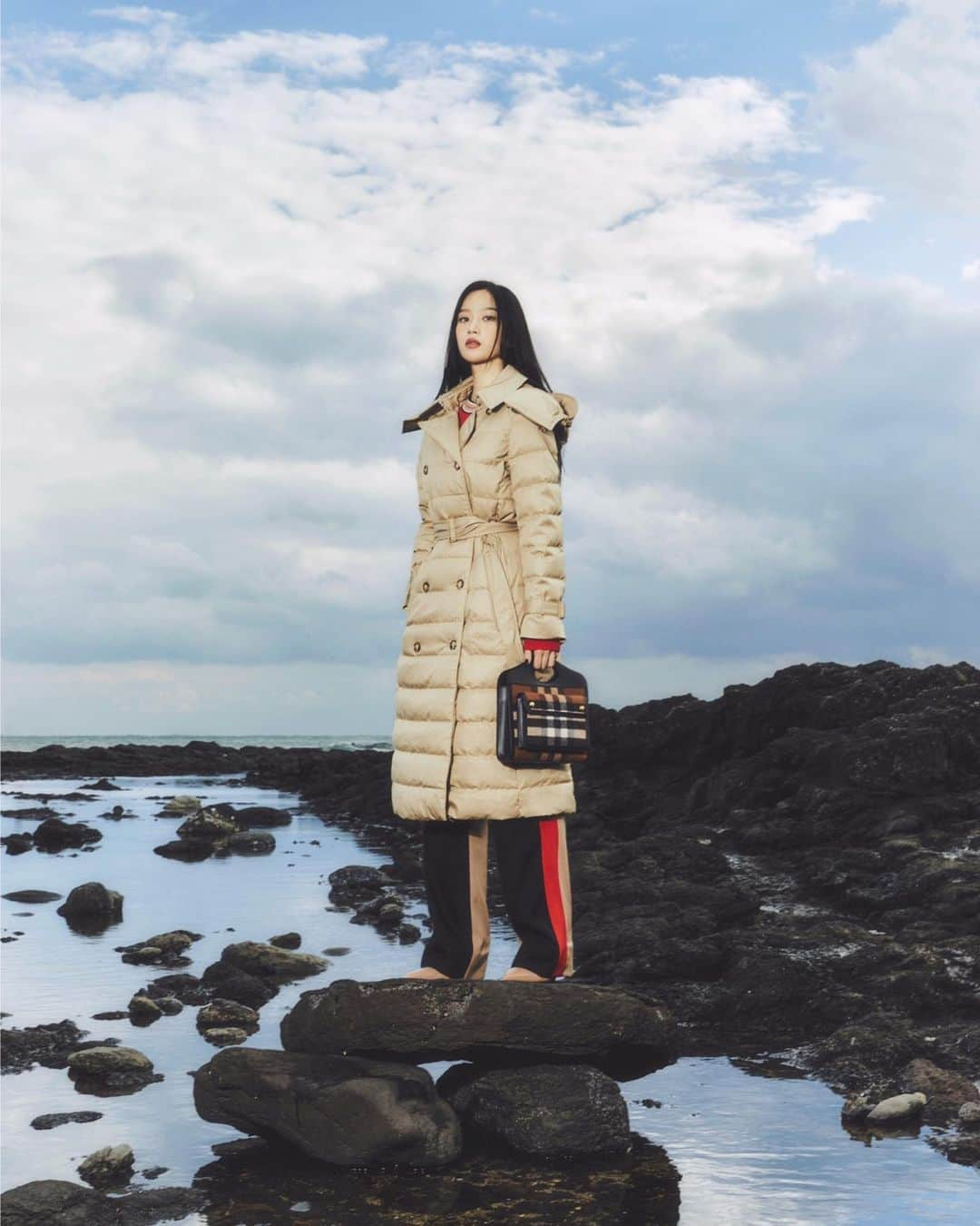 ムン・ガヨンさんのインスタグラム写真 - (ムン・ガヨンInstagram)「🌊 #BurberryJeju #BurberryOuterwear #ad」11月18日 14時19分 - m_kayoung