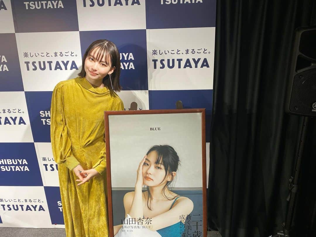 山田杏奈さんのインスタグラム写真 - (山田杏奈Instagram)「写真集の発売記念イベントでした。 お話しさせていただいた皆さん、いろいろ工夫を凝らしてくださってたりで沢山笑った〜 楽しい時間をありがとうございました！  そしてBLUEの重版が決定したようです㊗️ 携わった人みんな想いを込めて作ったものが広がっていくのうれしいな〜やったね  @tokyojorkphotogram  @_nakaiayano  @fumisuganaga.hm  愛溢れるみなさま🥰」11月20日 19時59分 - anna_yamada_